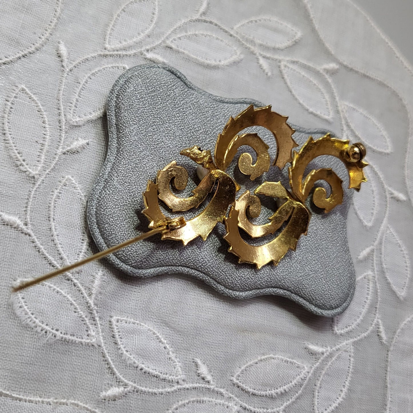 Brooch - Damascene Faux Pearl Swirly Brooch