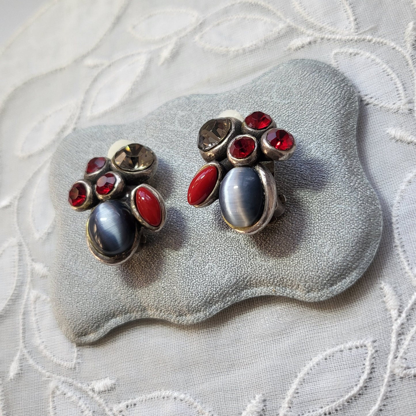 Clip on - Taratata Grey and Red Crystals Cluster Clip On Earrings
