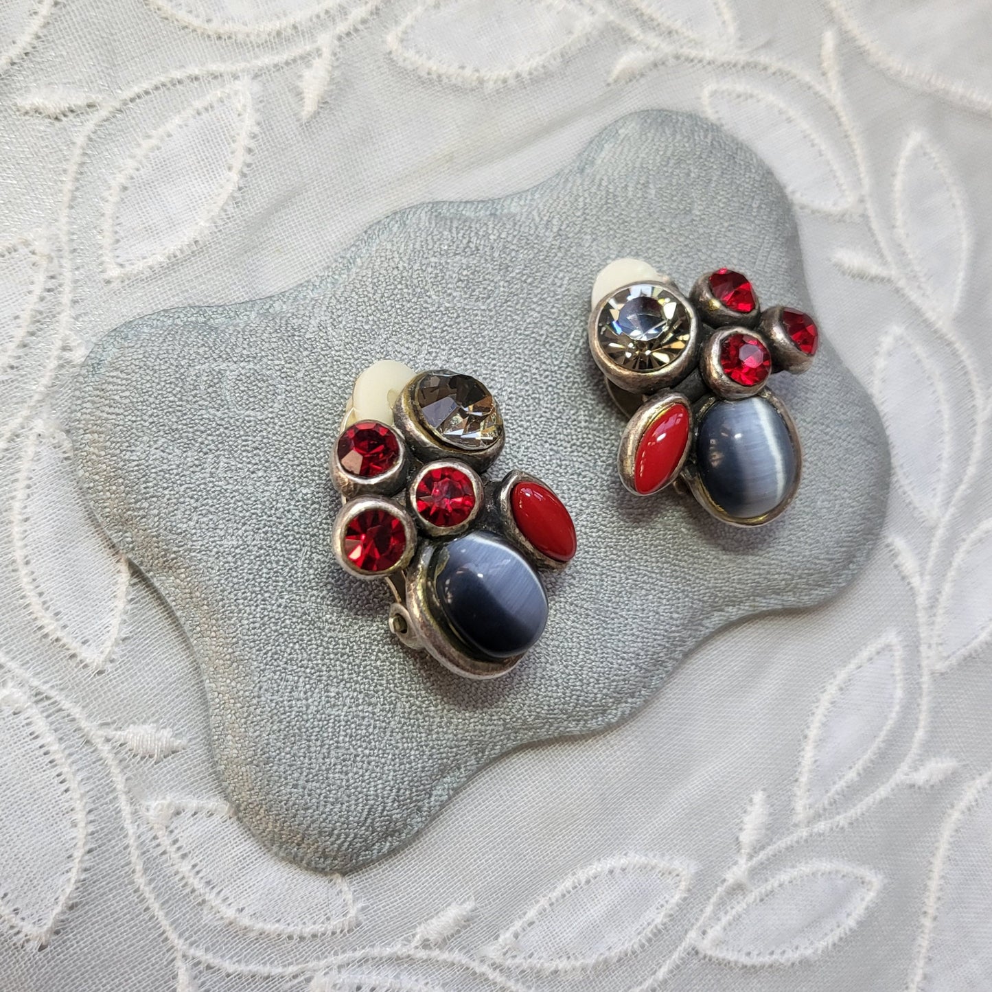 Clip on - Taratata Grey and Red Crystals Cluster Clip On Earrings