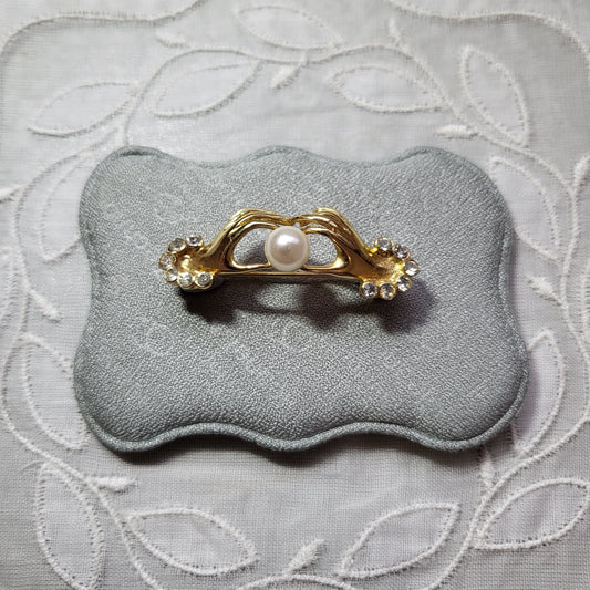 Brooch - Two Hands Holding Pearl Brooch