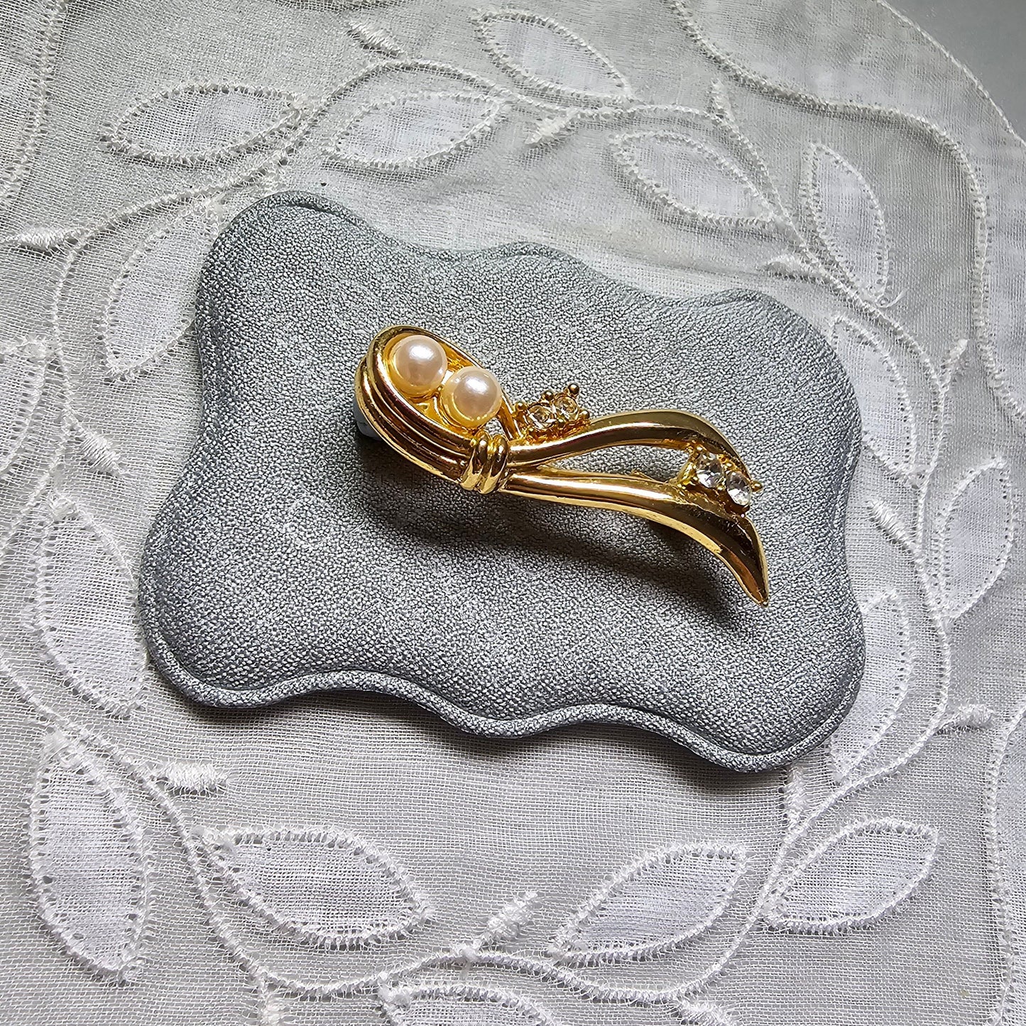 Brooch - Pearl and Crystals Ribbon Brooch