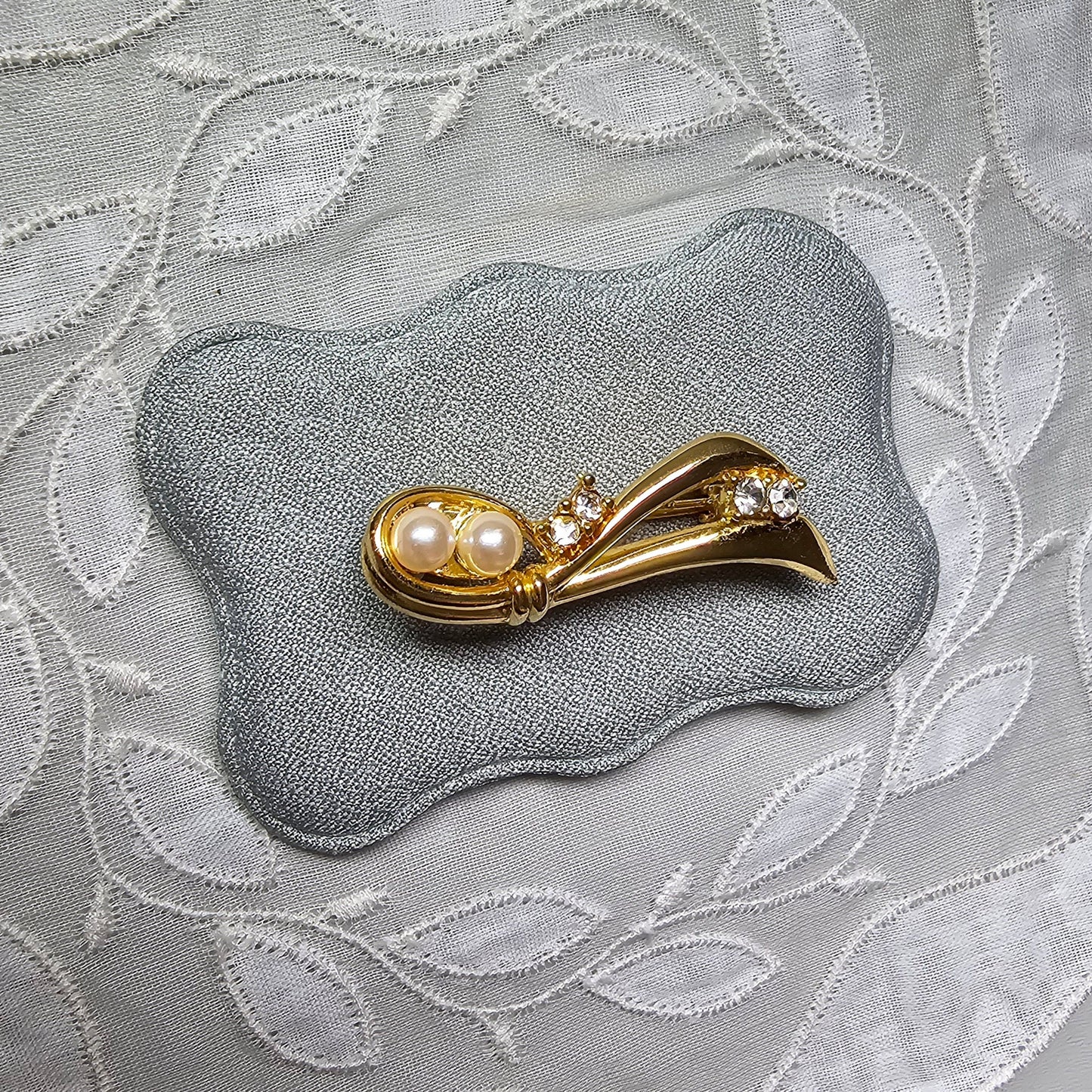 Brooch - Pearl and Crystals Ribbon Brooch