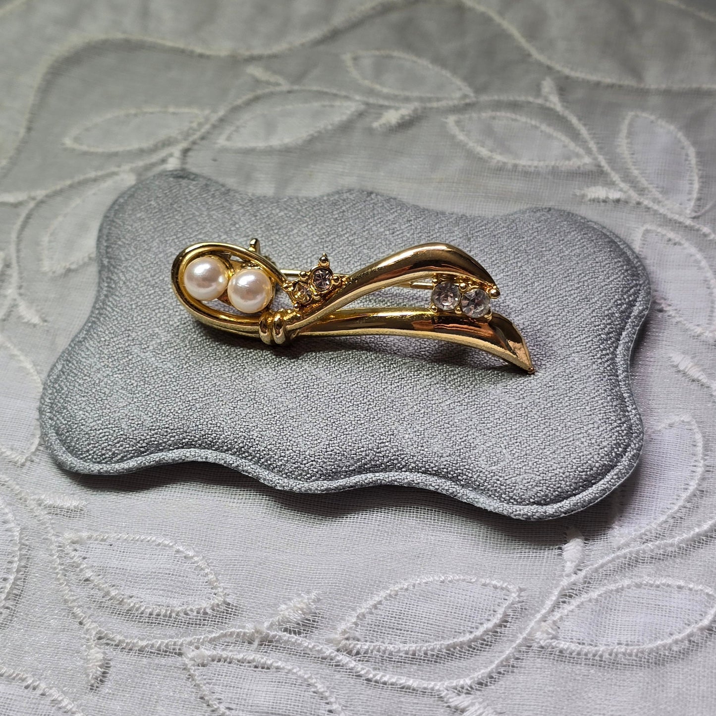 Brooch - Pearl and Crystals Ribbon Brooch