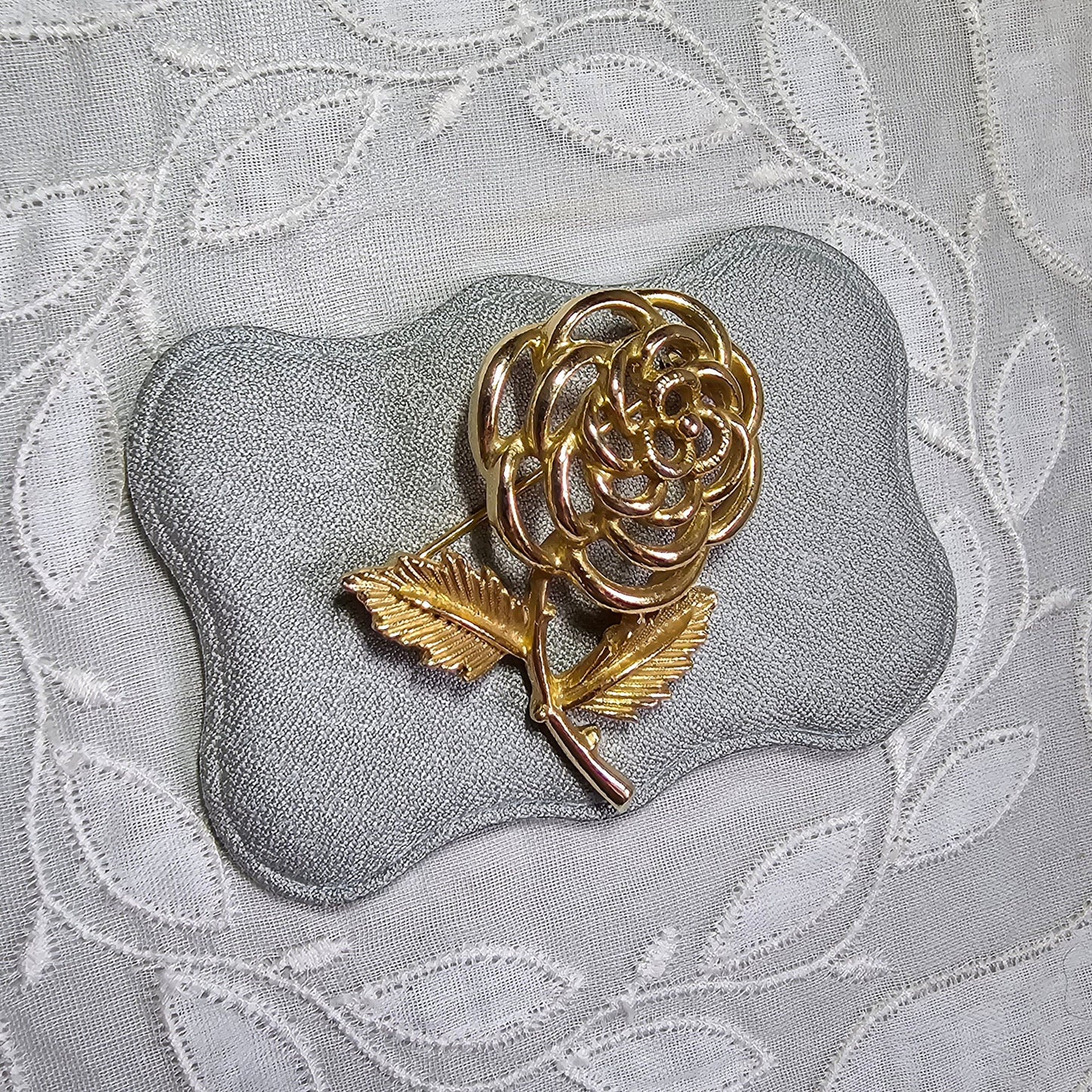 Brooch - Sarah Coventry Gold English Rose Brooch