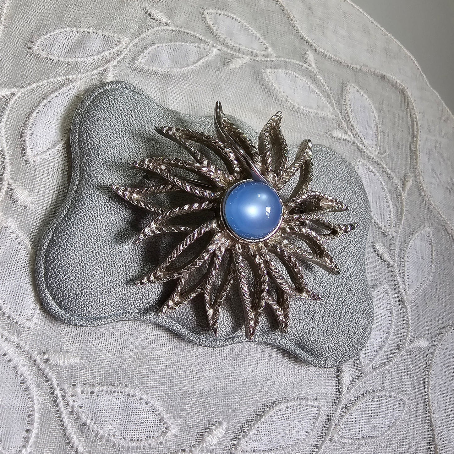 Brooch - Sarah Coventry Cornflower Blue Cabochon Flower Brooch