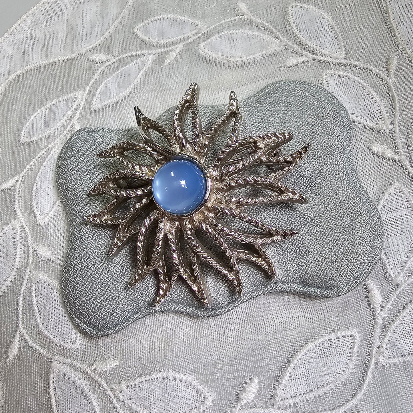 Brooch - Sarah Coventry Cornflower Blue Cabochon Flower Brooch