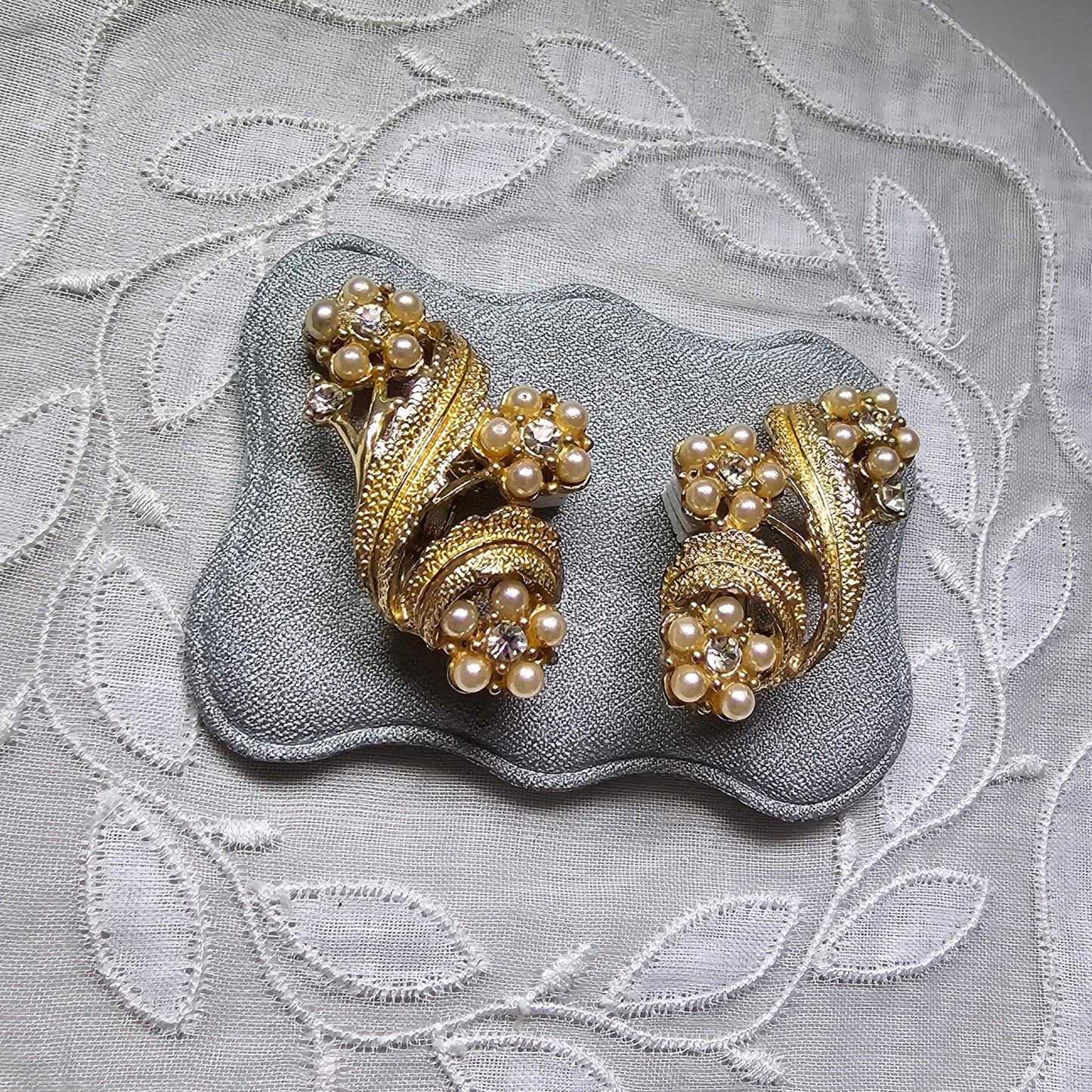 Clip on - Coro Pearl and Crystal Flowers Clip on Earrings