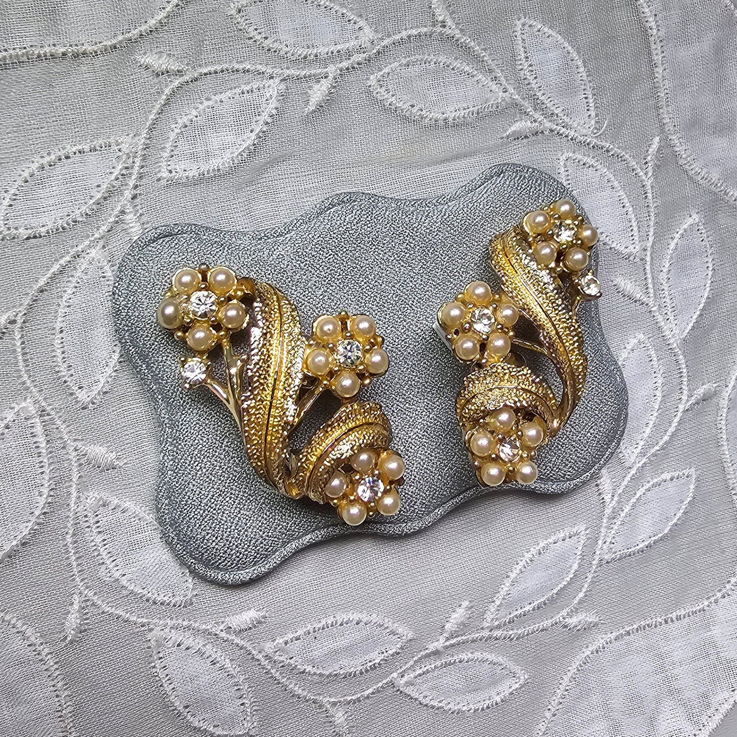 Clip on - Coro Pearl and Crystal Flowers Clip on Earrings