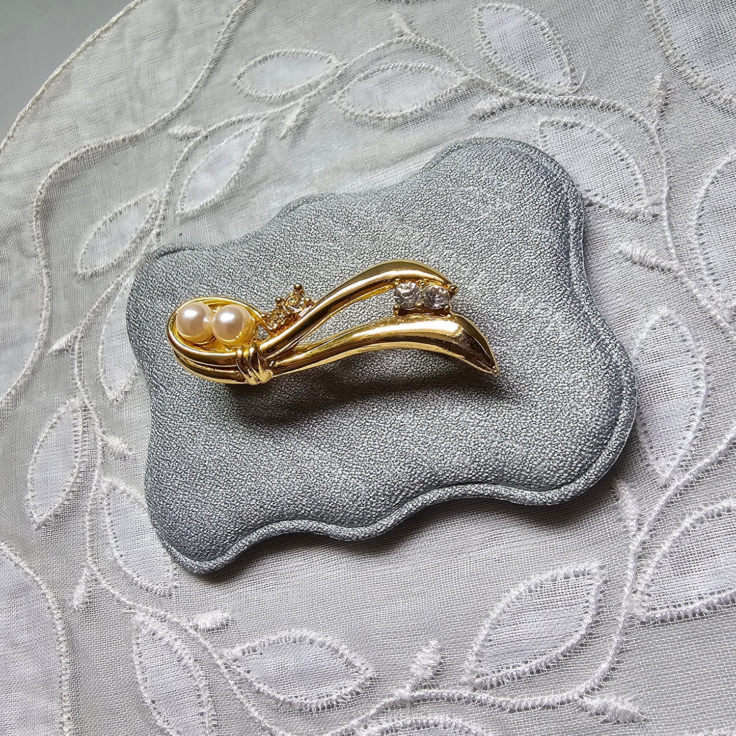 Brooch - Pearl and Crystals Ribbon Brooch