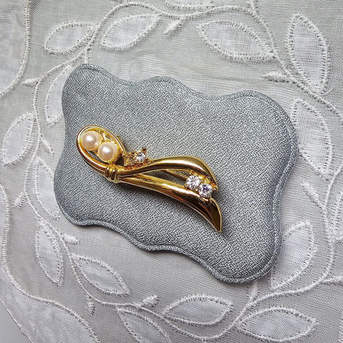 Brooch - Pearl and Crystals Ribbon Brooch