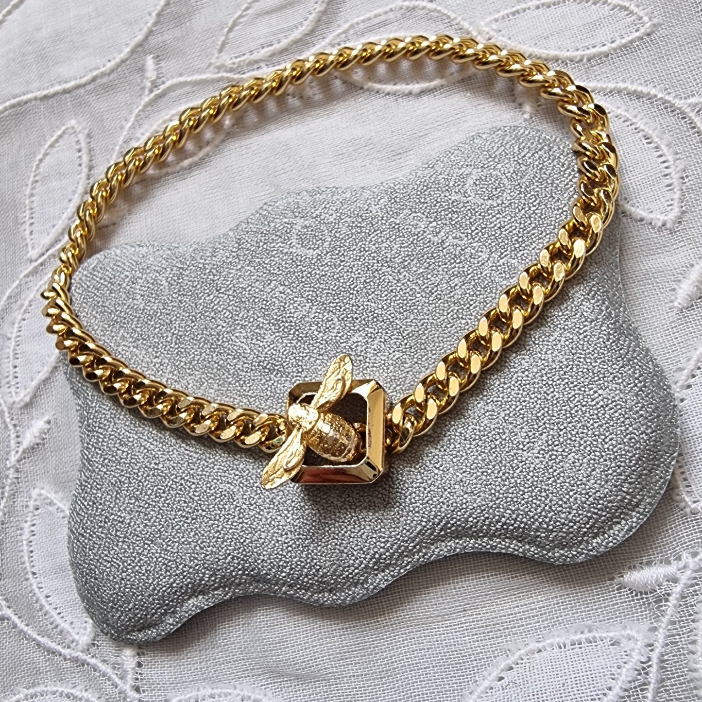 Bracelet - Gold Bee Clasp Curb Chain Bracelet
