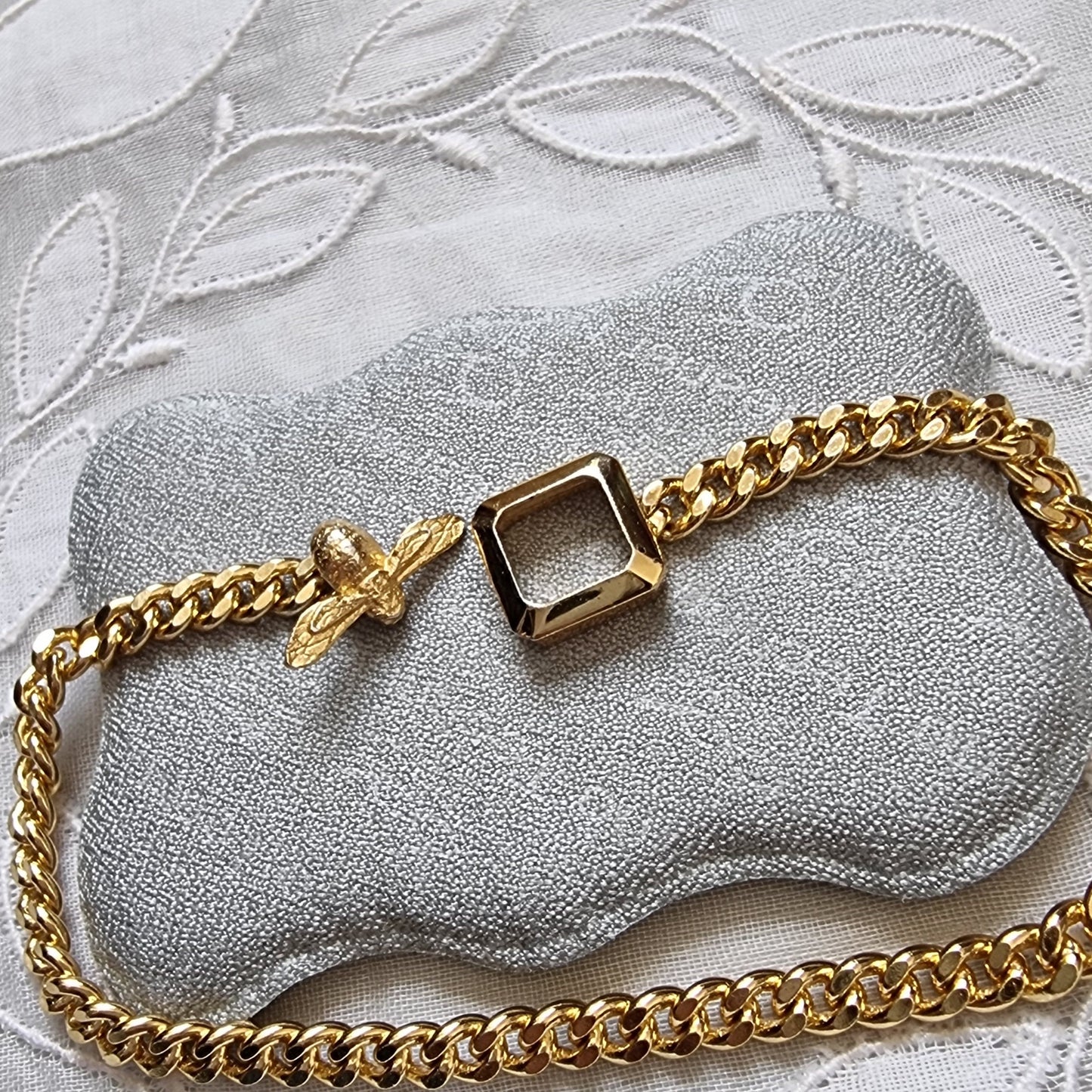 Bracelet - Gold Bee Clasp Curb Chain Bracelet