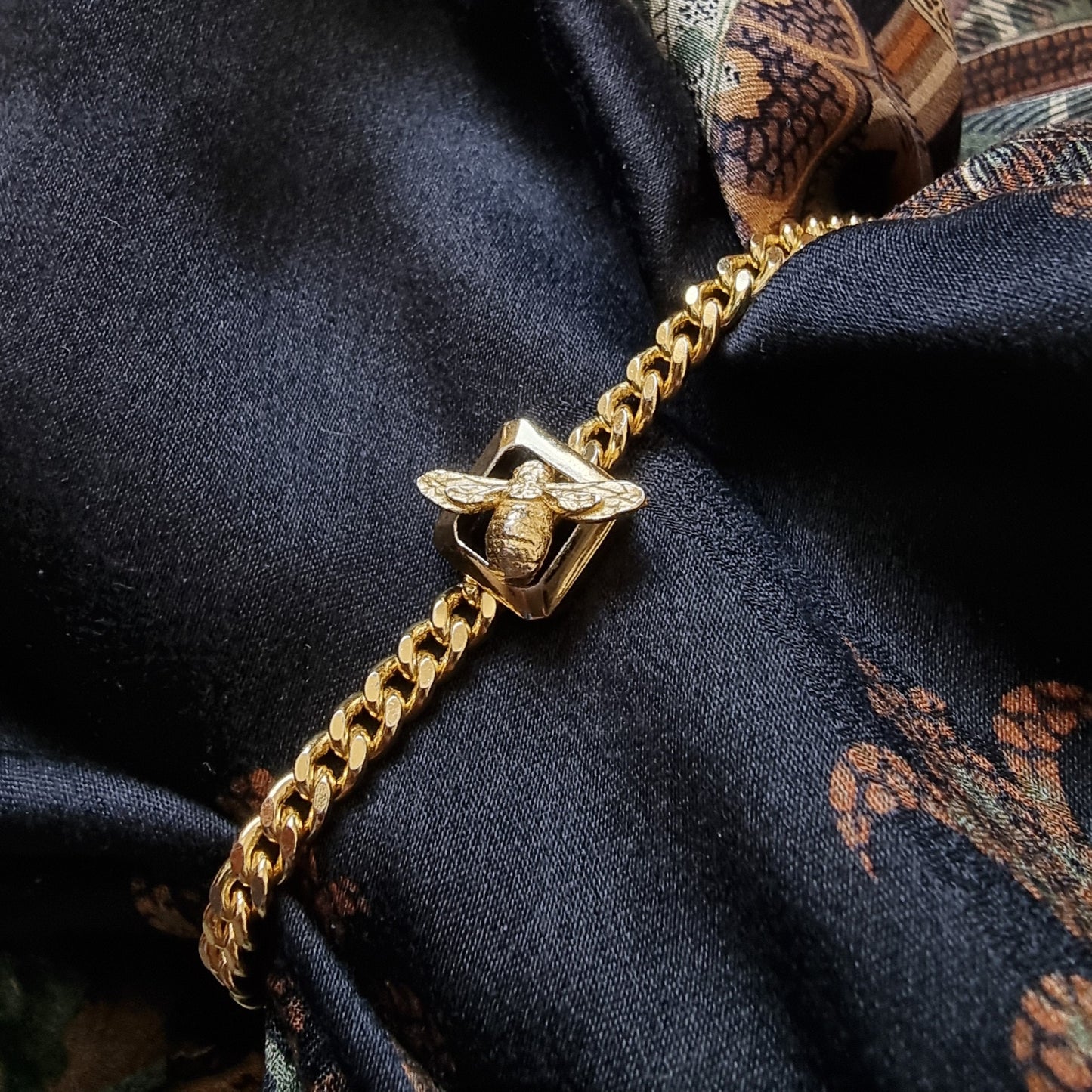 Bracelet - Gold Bee Clasp Curb Chain Bracelet