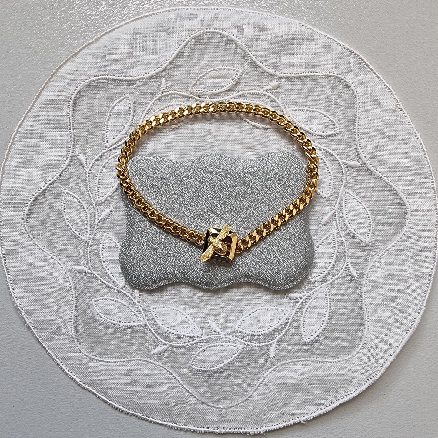 Bracelet - Gold Bee Clasp Curb Chain Bracelet