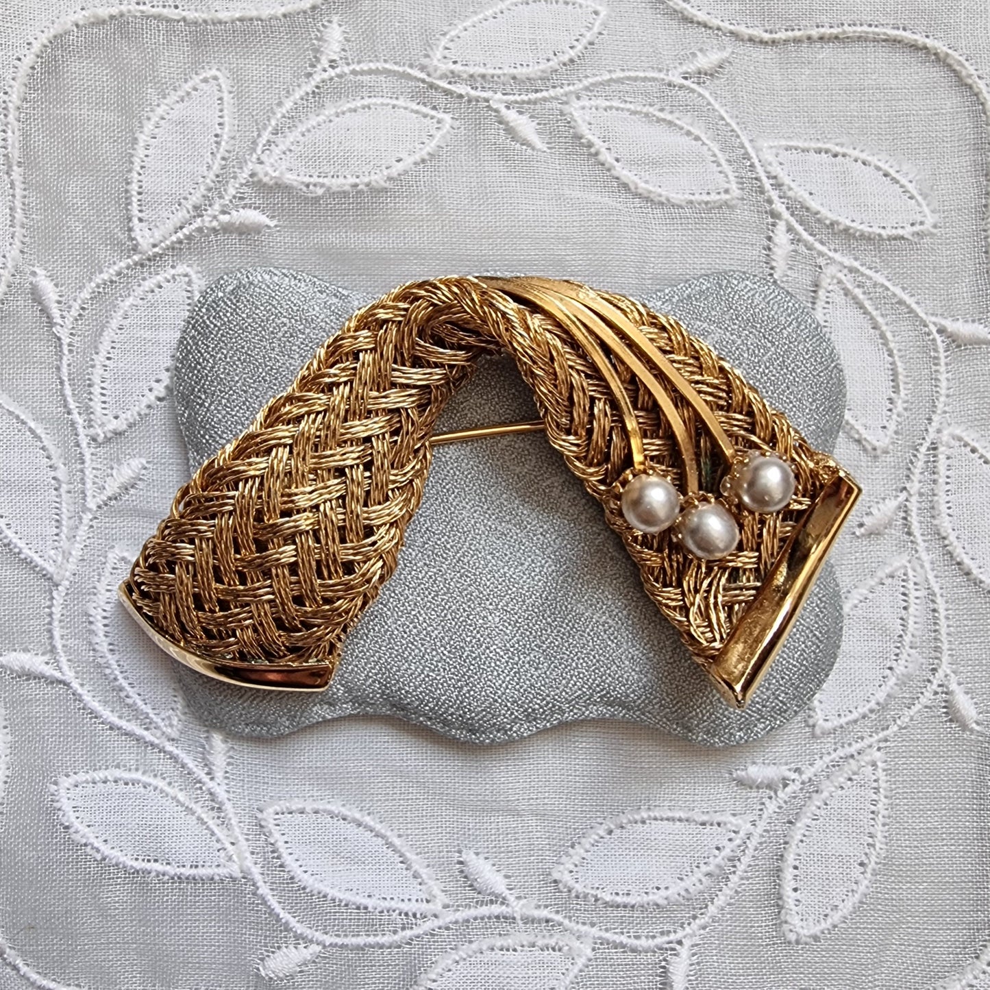 Brooch - Gold Woven Wire Ribbon with Pearls Brooch