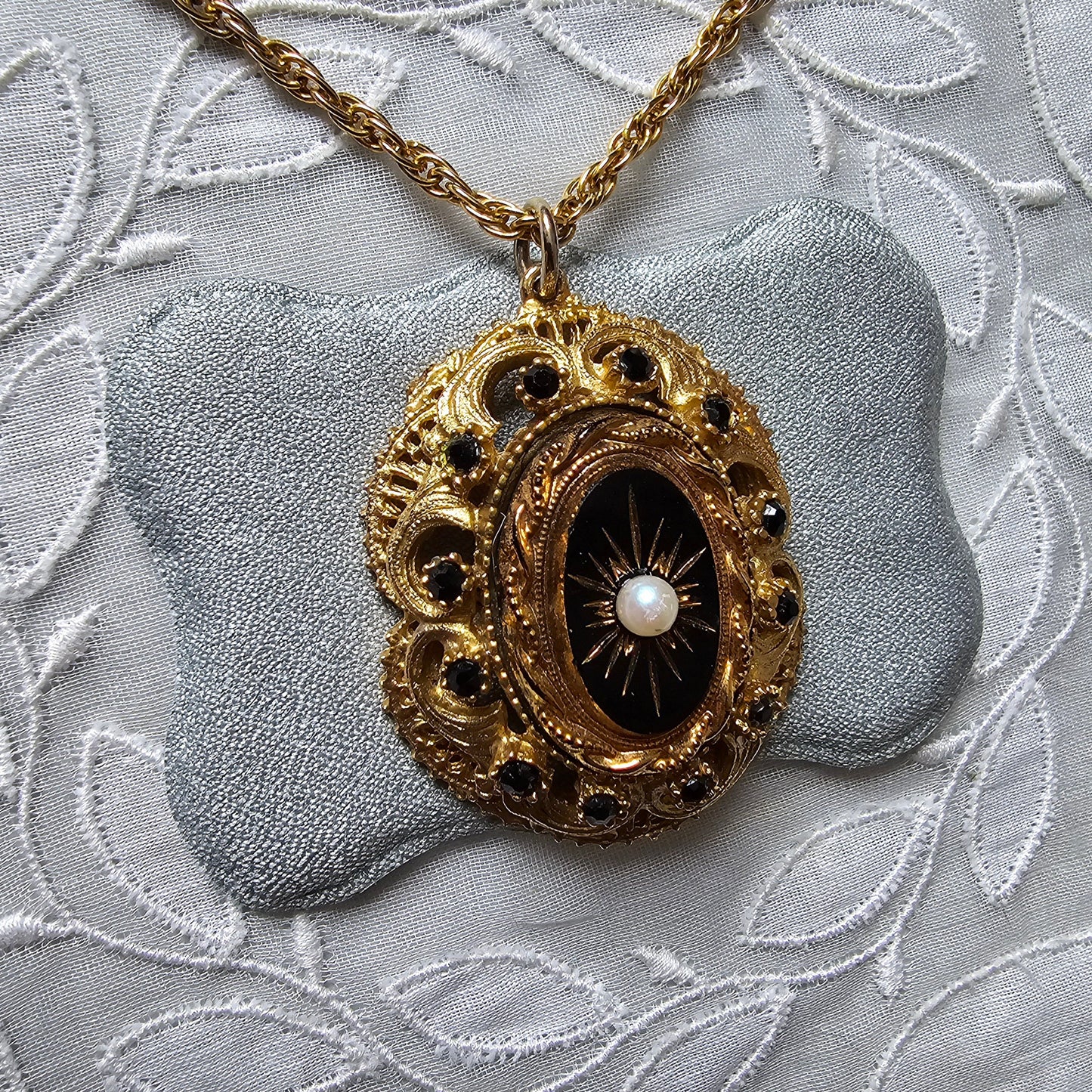 Necklace - Sphinx Pearl and Black Mourning Pendant Necklace