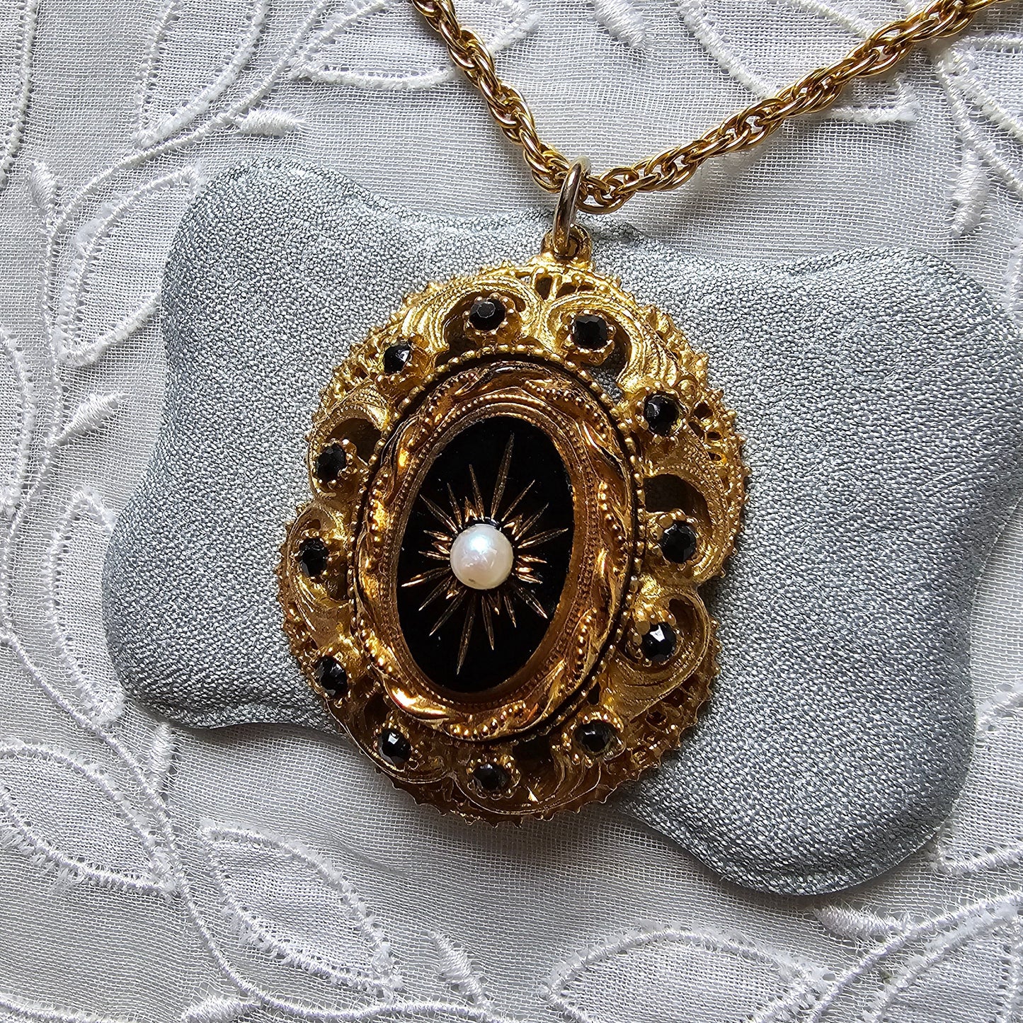 Necklace - Sphinx Pearl and Black Mourning Pendant Necklace