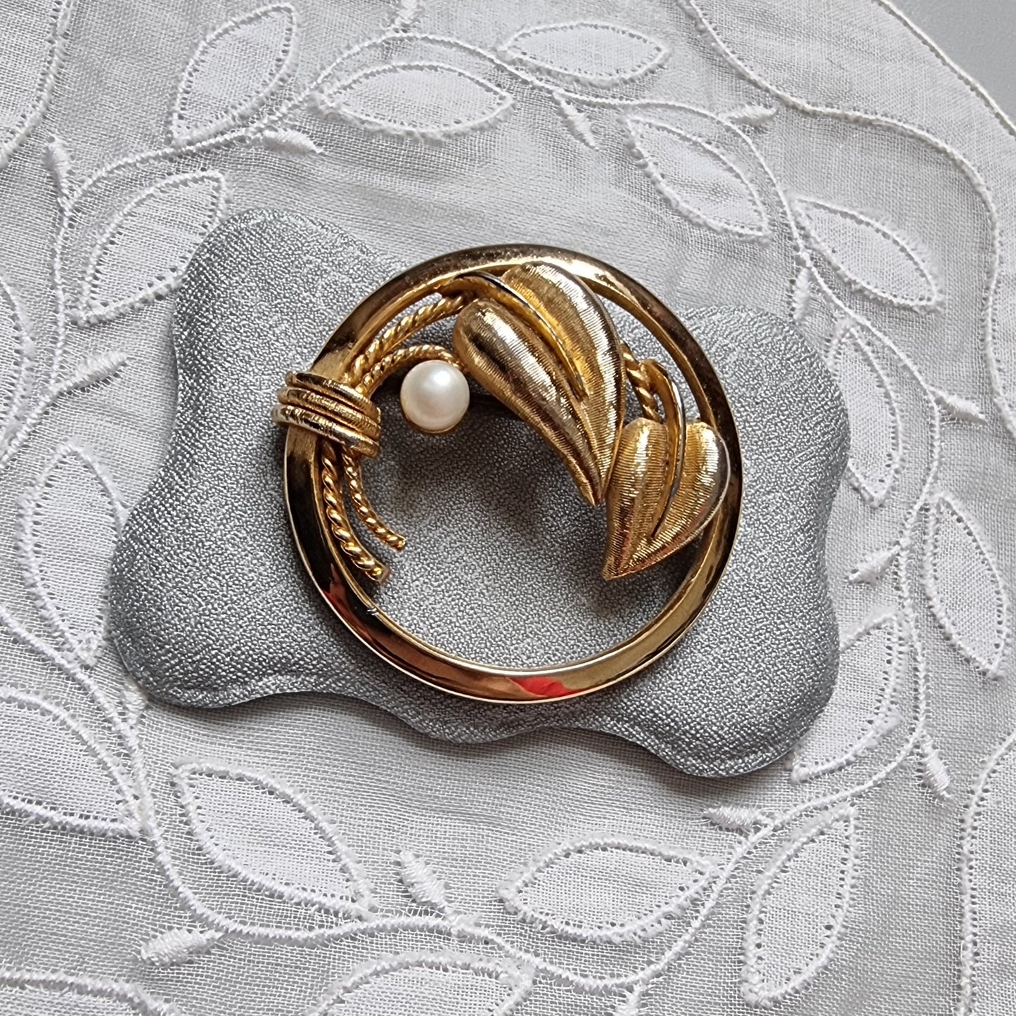 Brooch - Sphinx Faux Pearl Flowers Brooch