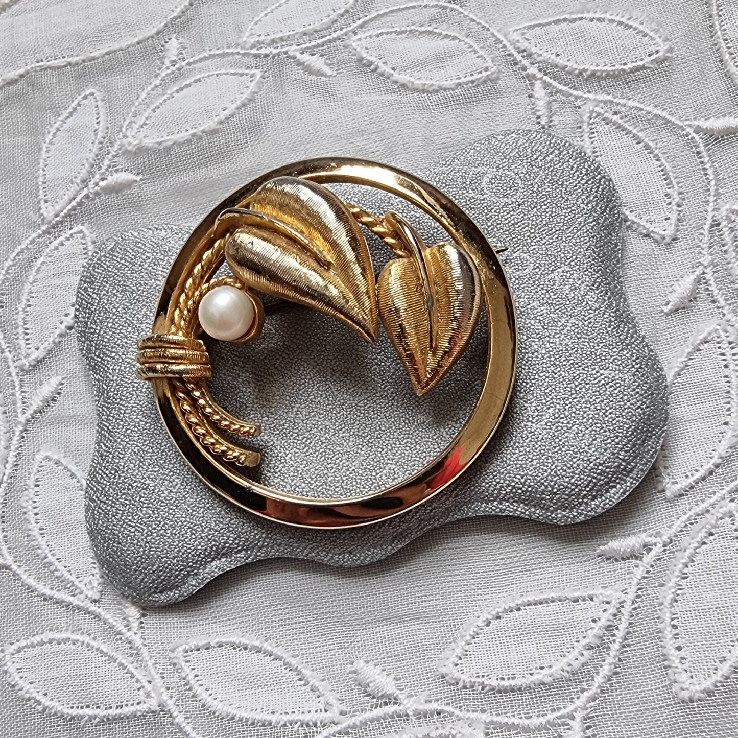 Brooch - Sphinx Faux Pearl Flowers Brooch