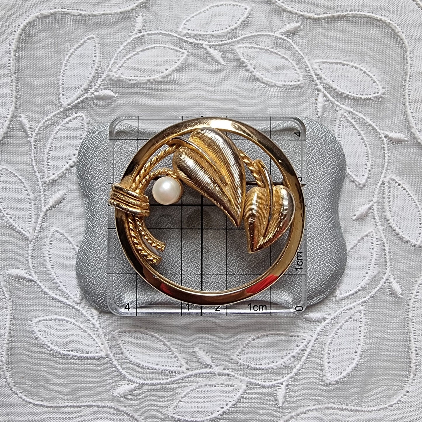 Brooch - Sphinx Faux Pearl Flowers Brooch