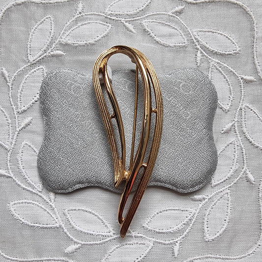 Brooch - Sarah Coventry Gold Ribbon Brooch