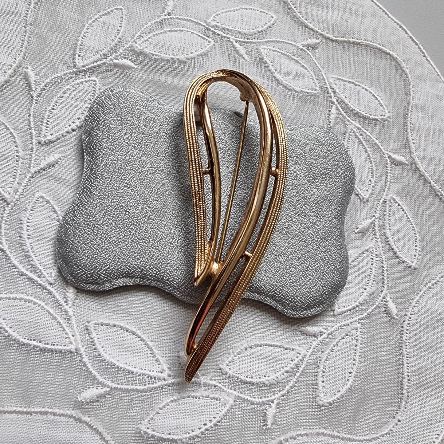 Brooch - Sarah Coventry Gold Ribbon Brooch
