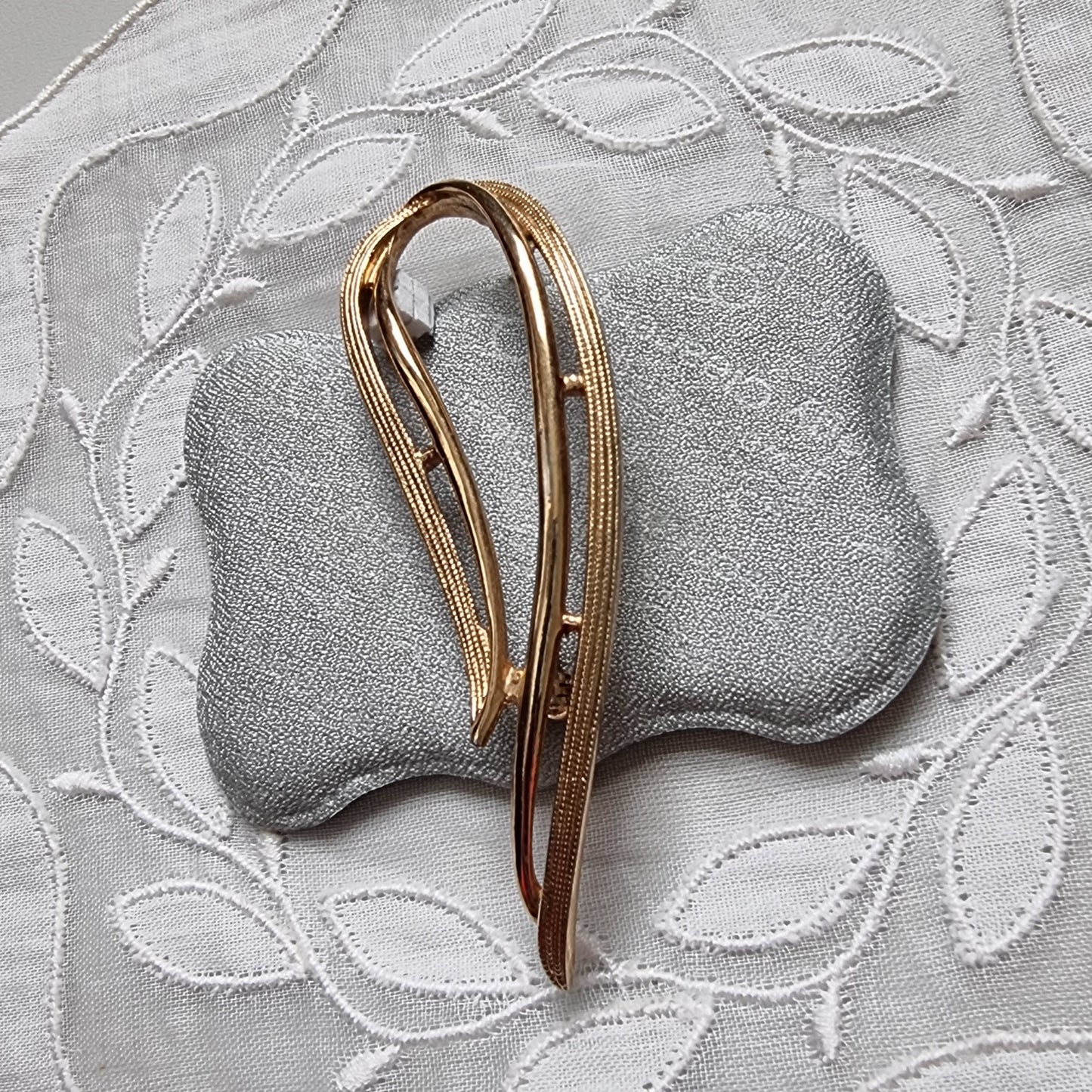 Brooch - Sarah Coventry Gold Ribbon Brooch