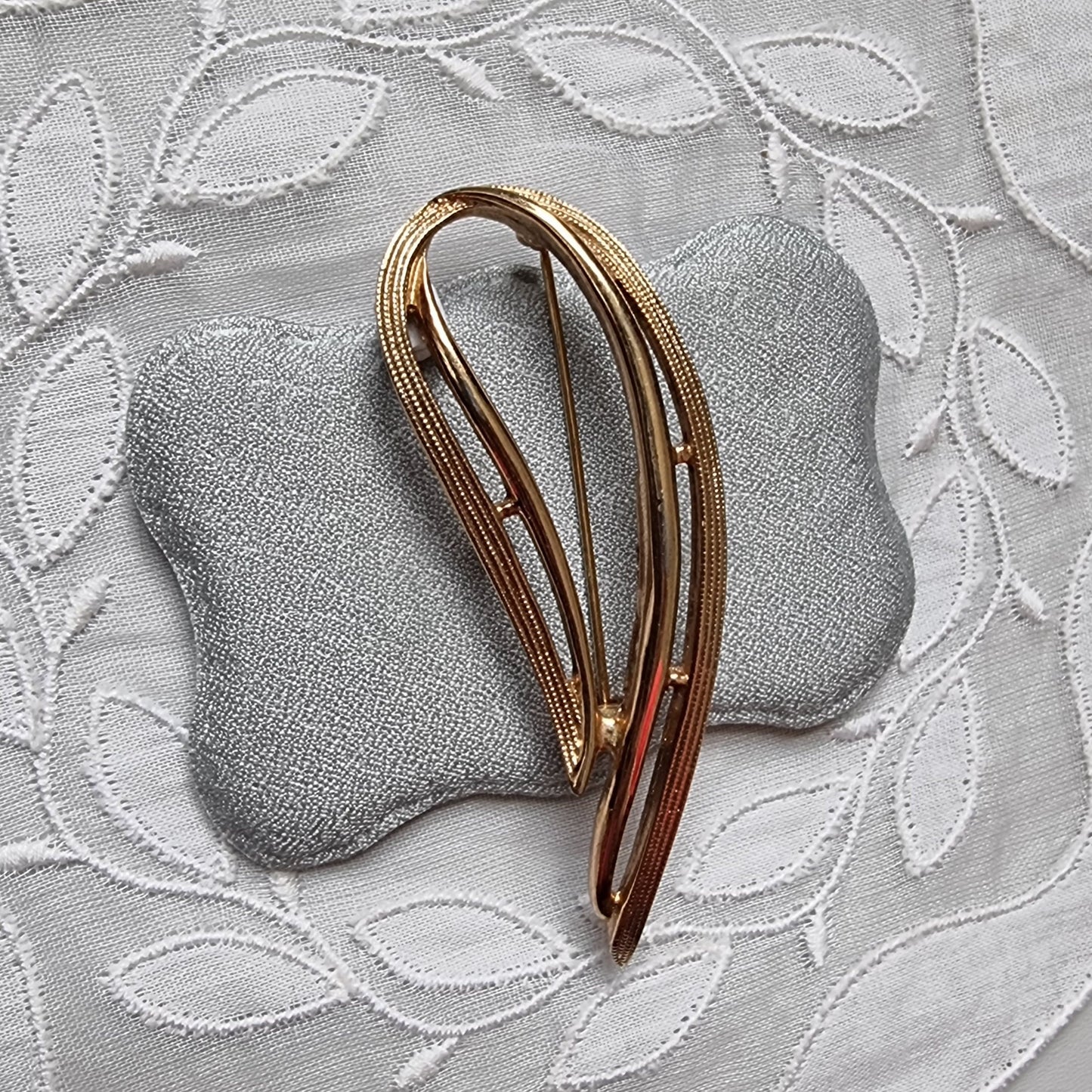 Brooch - Sarah Coventry Gold Ribbon Brooch