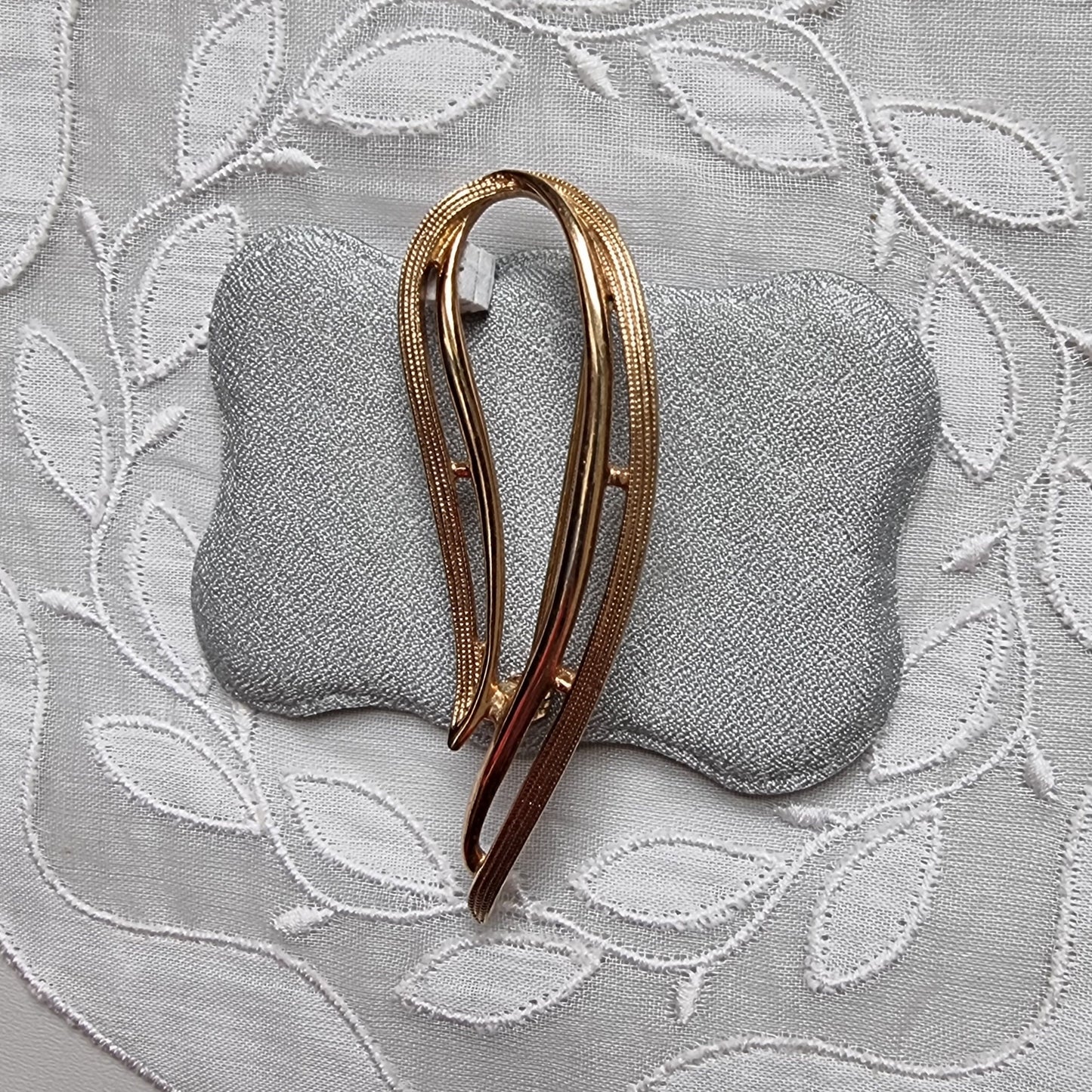 Brooch - Sarah Coventry Gold Ribbon Brooch