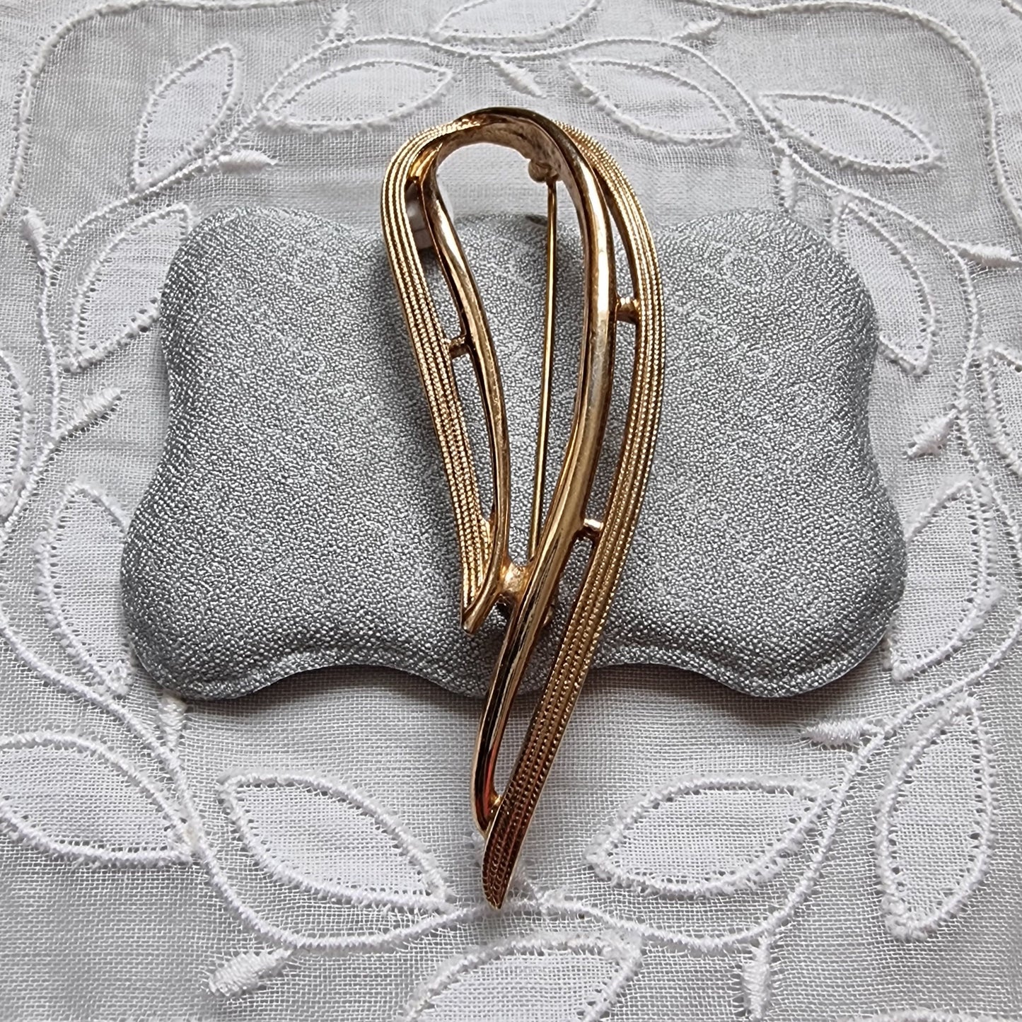 Brooch - Sarah Coventry Gold Ribbon Brooch