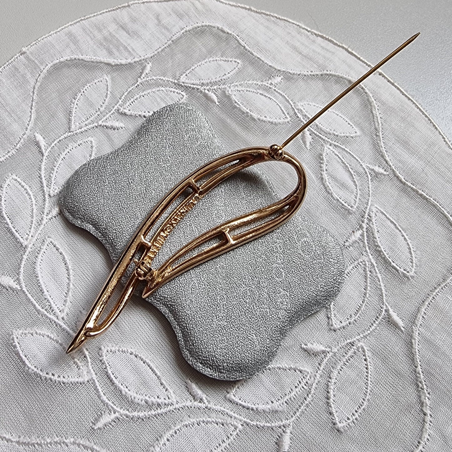 Brooch - Sarah Coventry Gold Ribbon Brooch