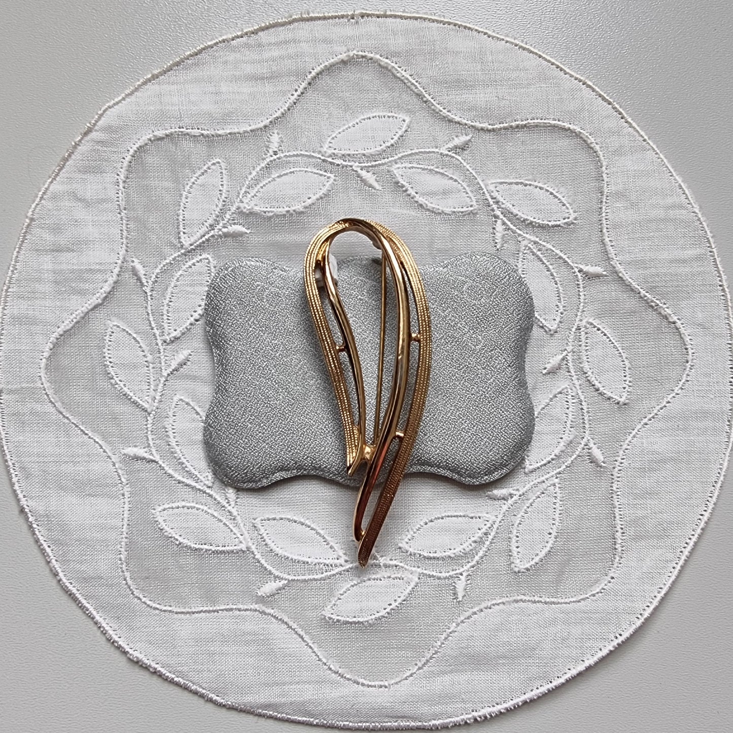 Brooch - Sarah Coventry Gold Ribbon Brooch