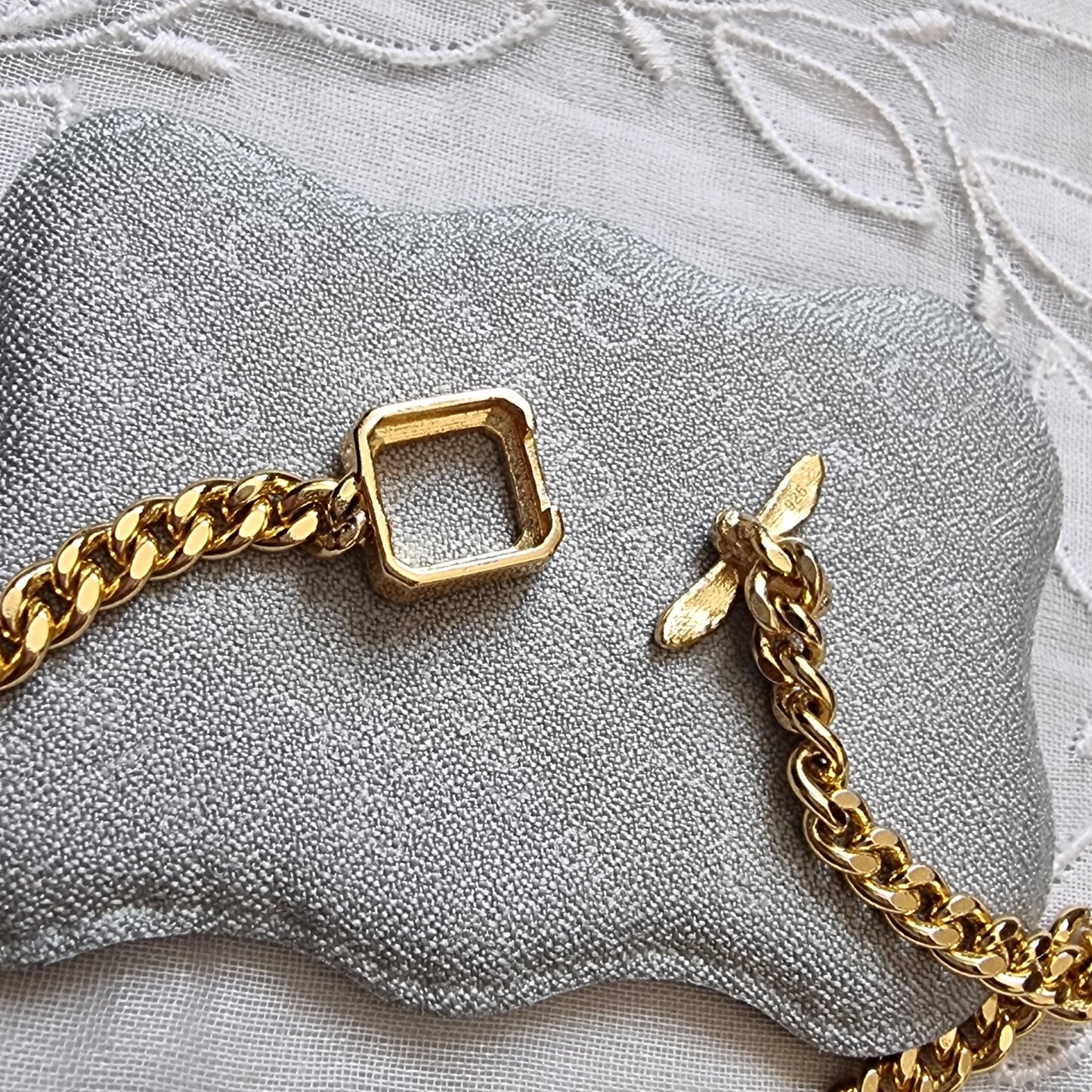 Bracelet - Gold Bee Clasp Curb Chain Bracelet