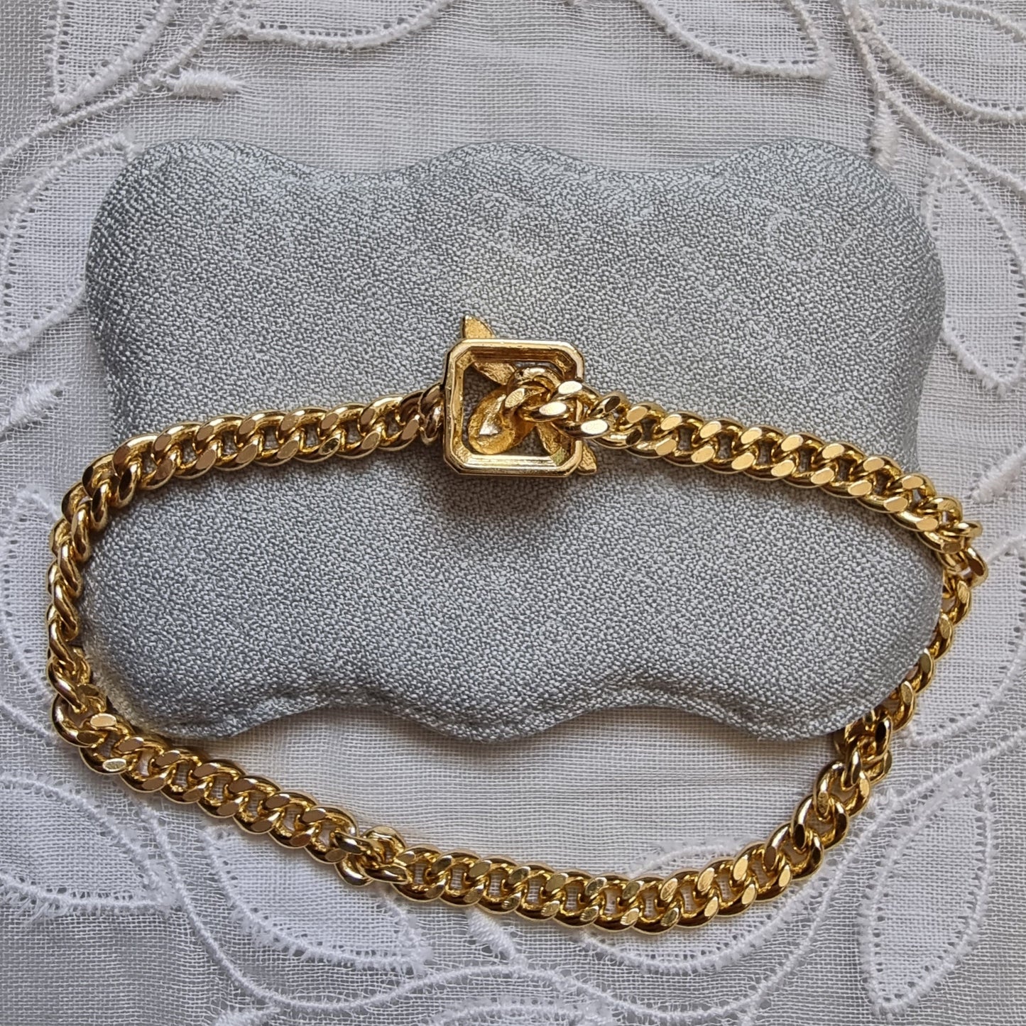 Bracelet - Gold Bee Clasp Curb Chain Bracelet