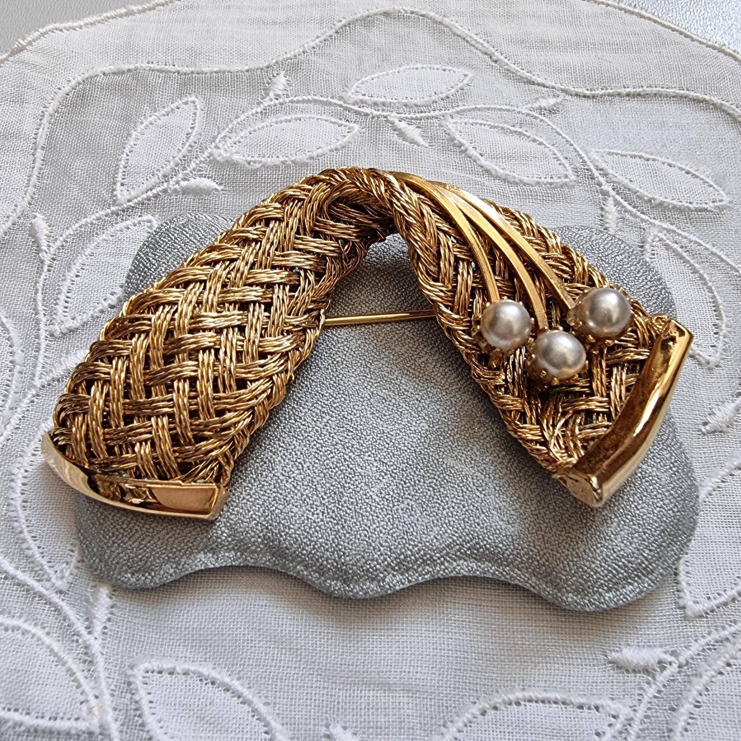 Brooch - Gold Woven Wire Ribbon with Pearls Brooch