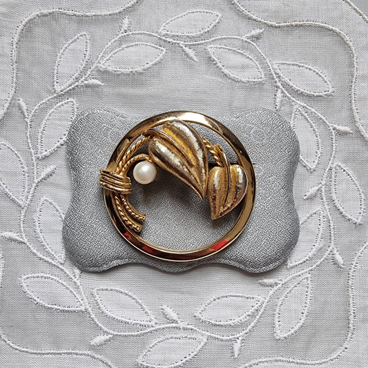 Brooch - Sphinx Faux Pearl Flowers Brooch