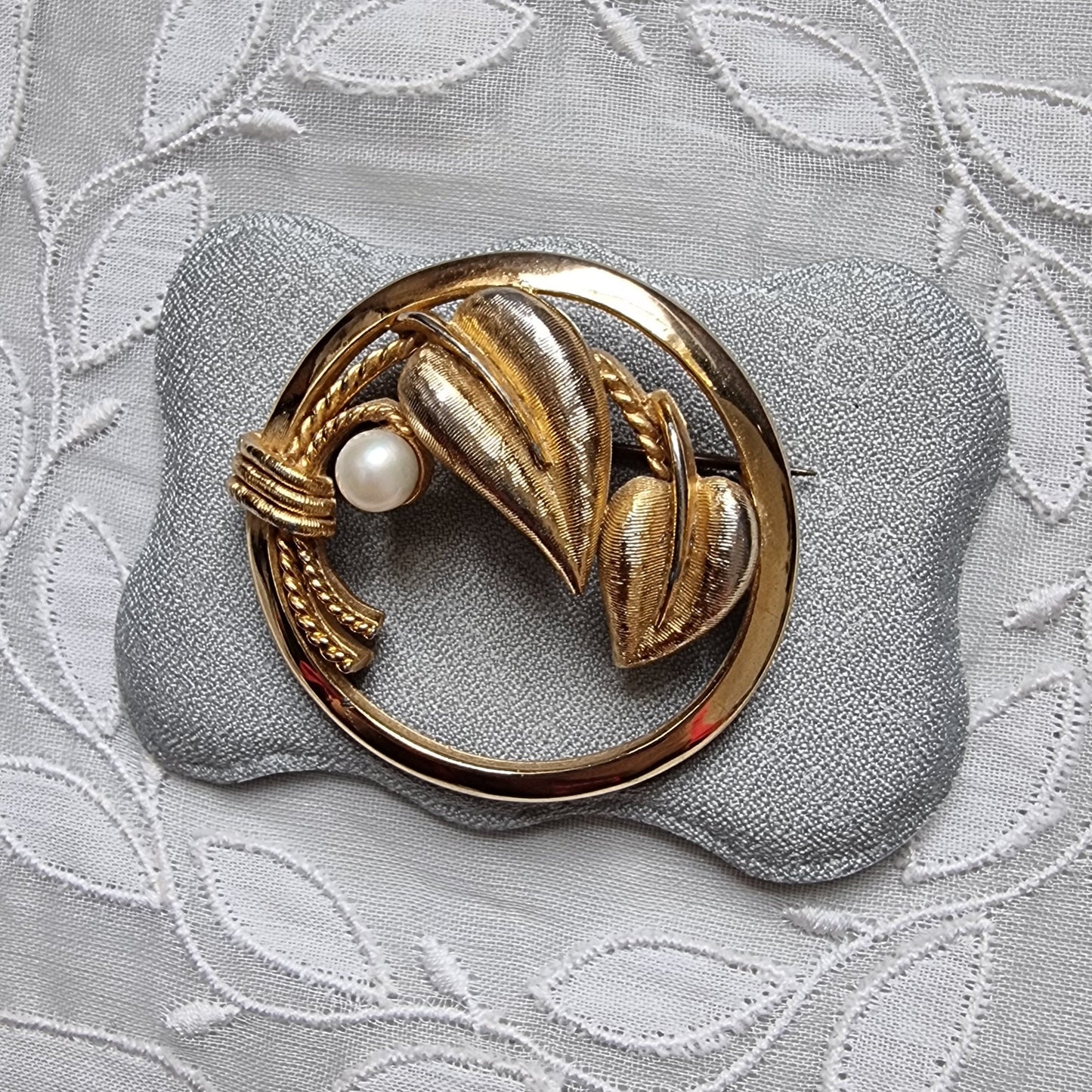 Brooch - Sphinx Faux Pearl Flowers Brooch