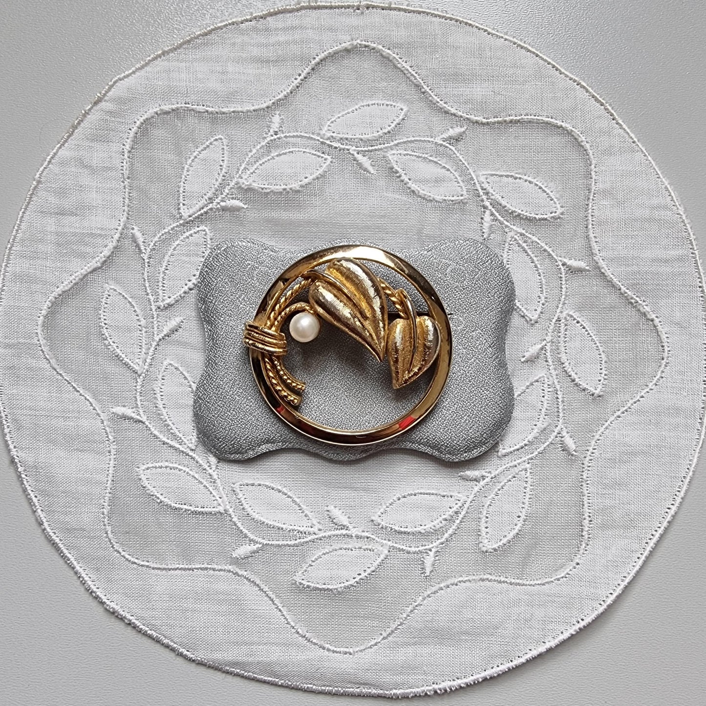 Brooch - Sphinx Faux Pearl Flowers Brooch