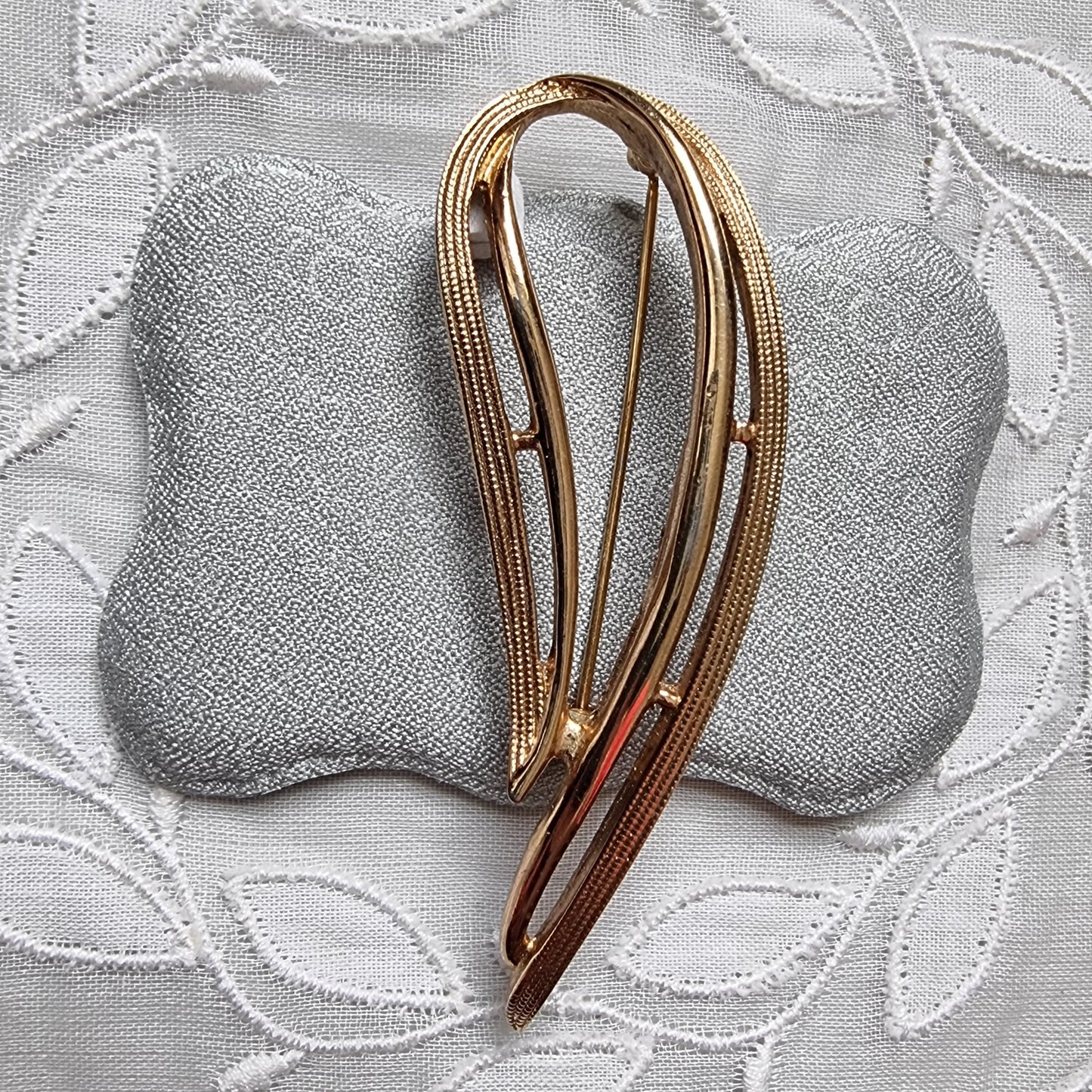 Brooch - Sarah Coventry Gold Ribbon Brooch