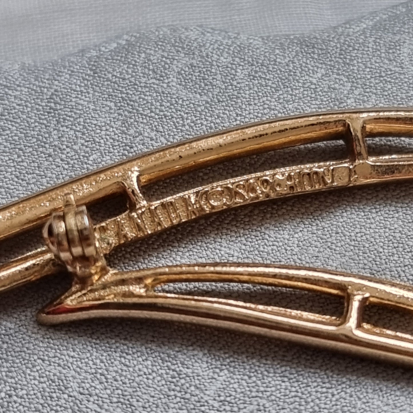 Brooch - Sarah Coventry Gold Ribbon Brooch