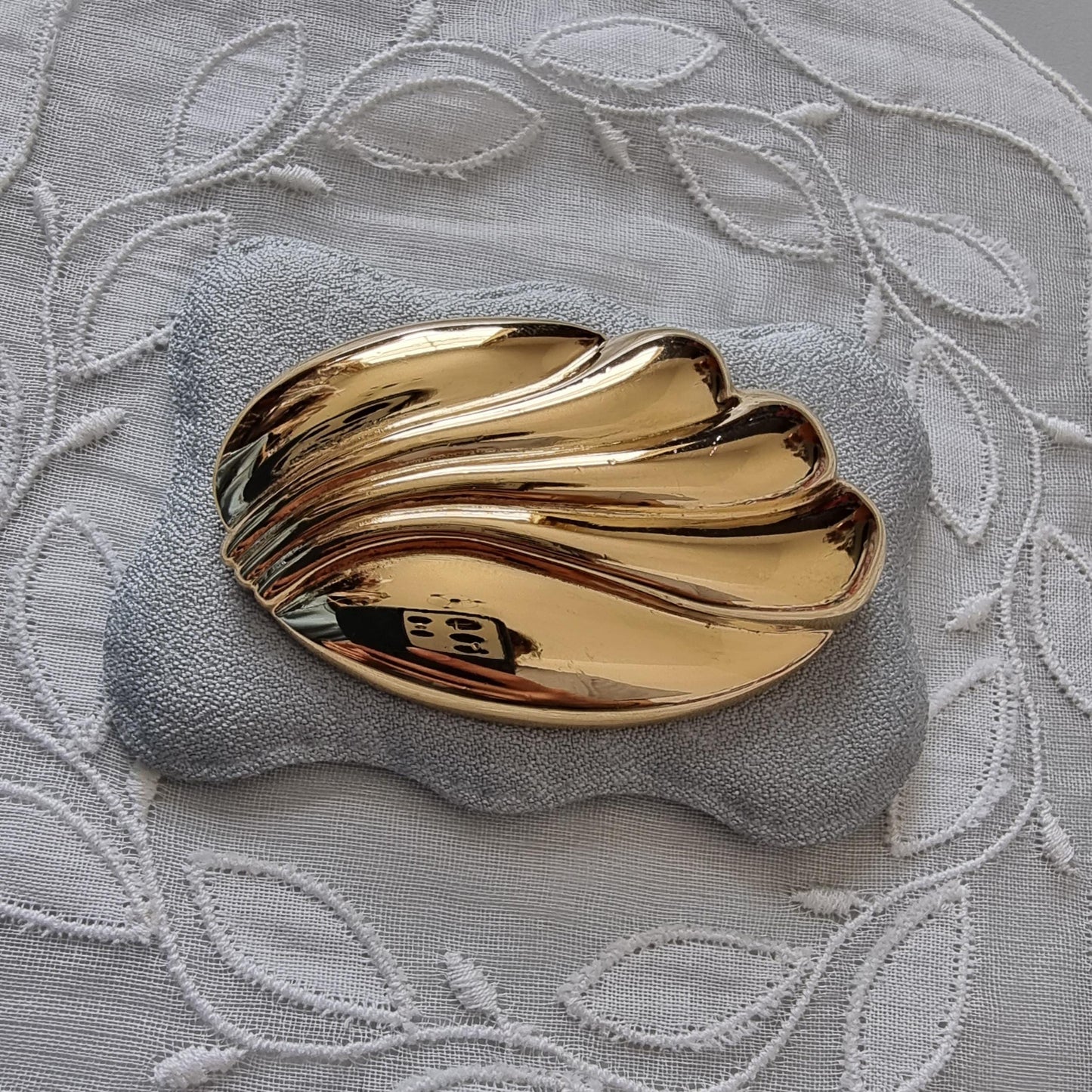 Brooch - Monet Gold Oval Abstract Wave Brooch