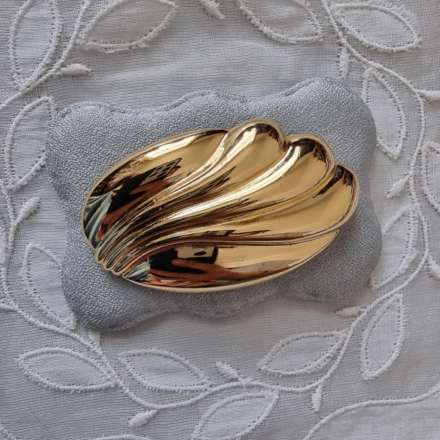 Brooch - Monet Gold Oval Abstract Wave Brooch