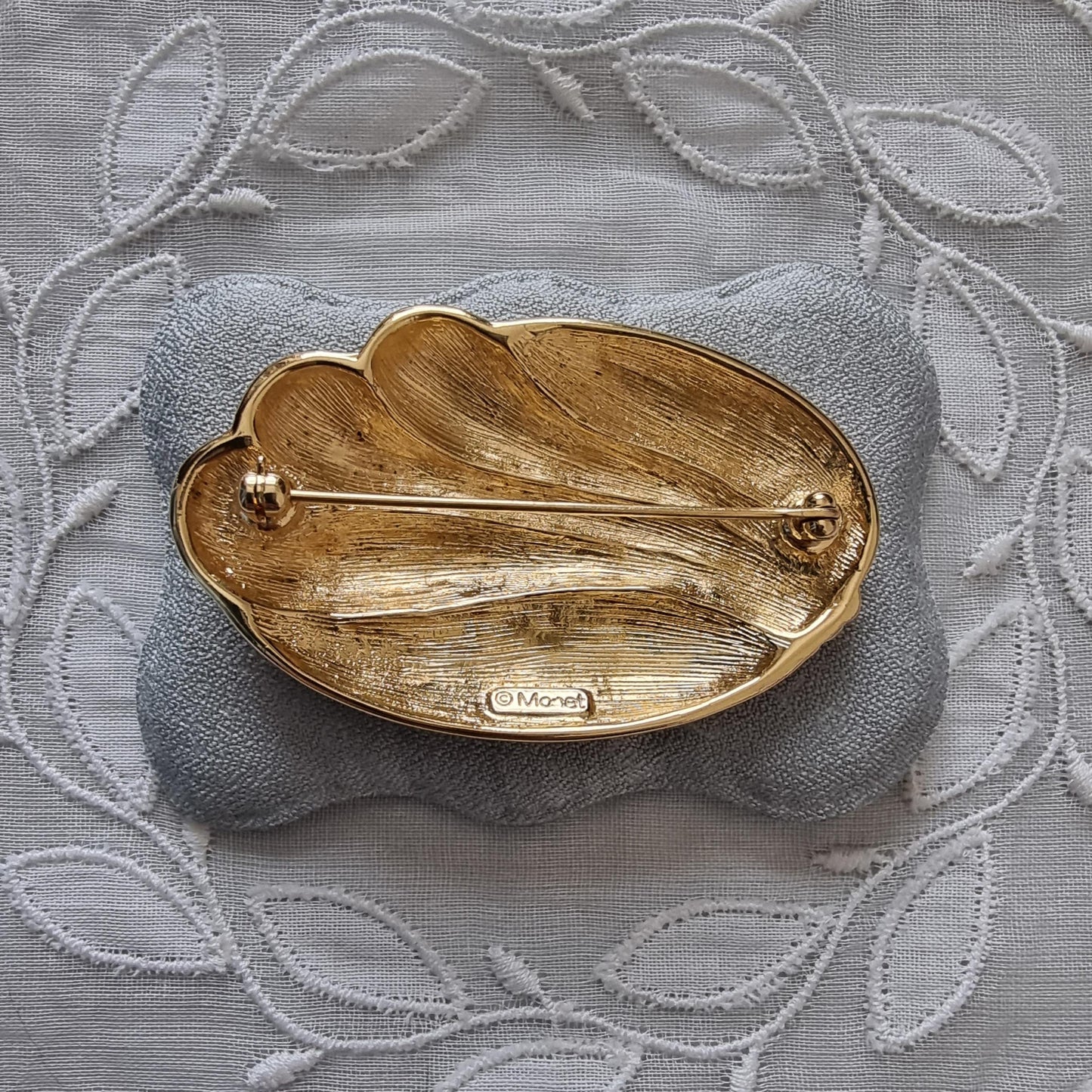 Brooch - Monet Gold Oval Abstract Wave Brooch