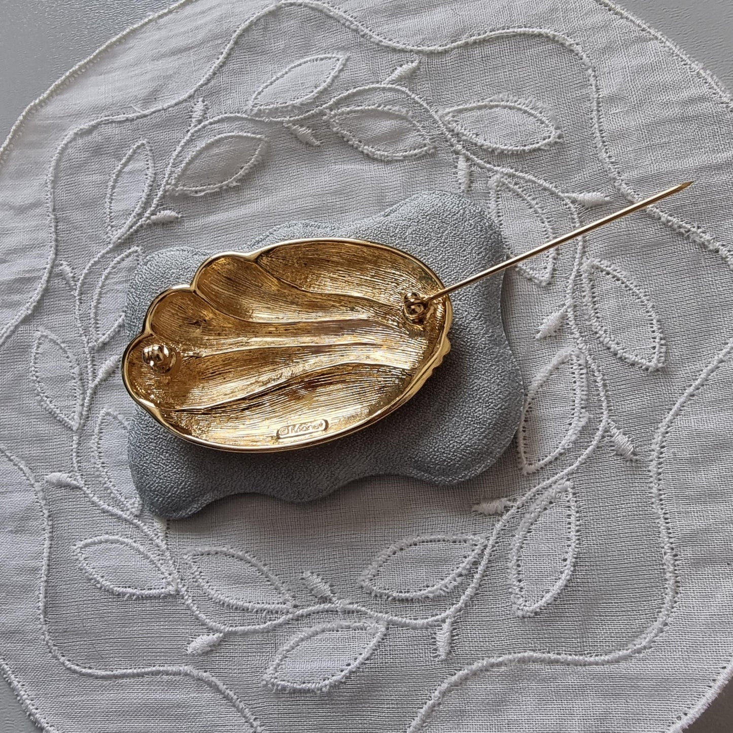 Brooch - Monet Gold Oval Abstract Wave Brooch