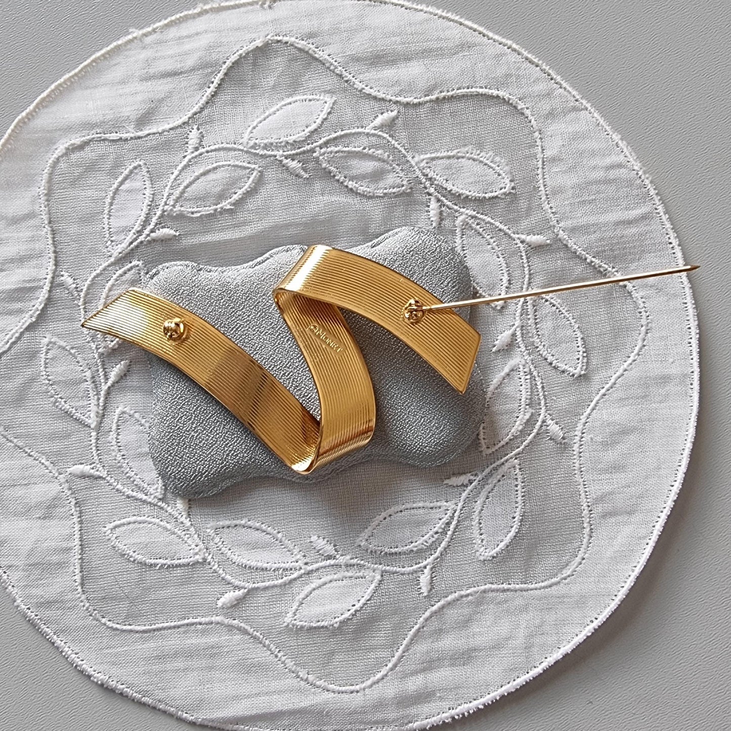 Brooch - Monet Gold Ribbon Brooch