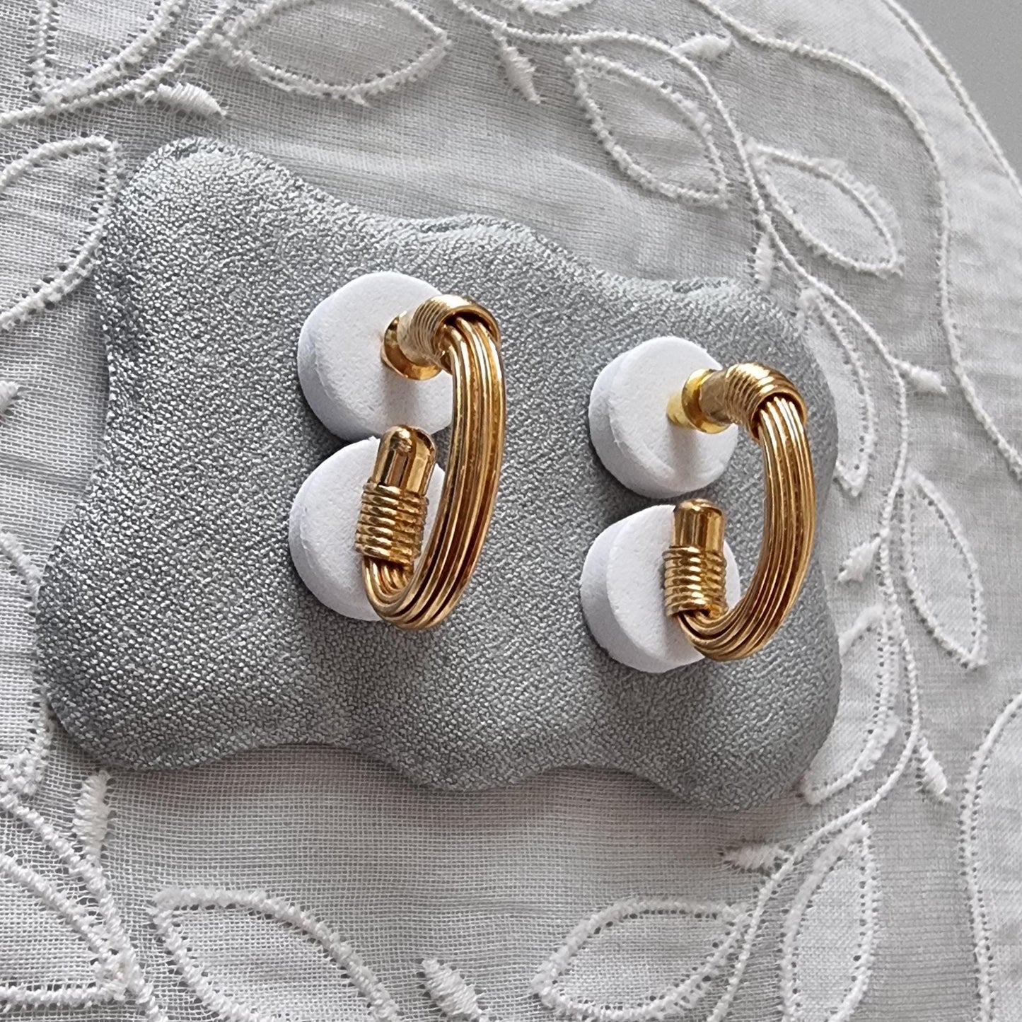 Posts - Small Gold Wires Hoop Earrings