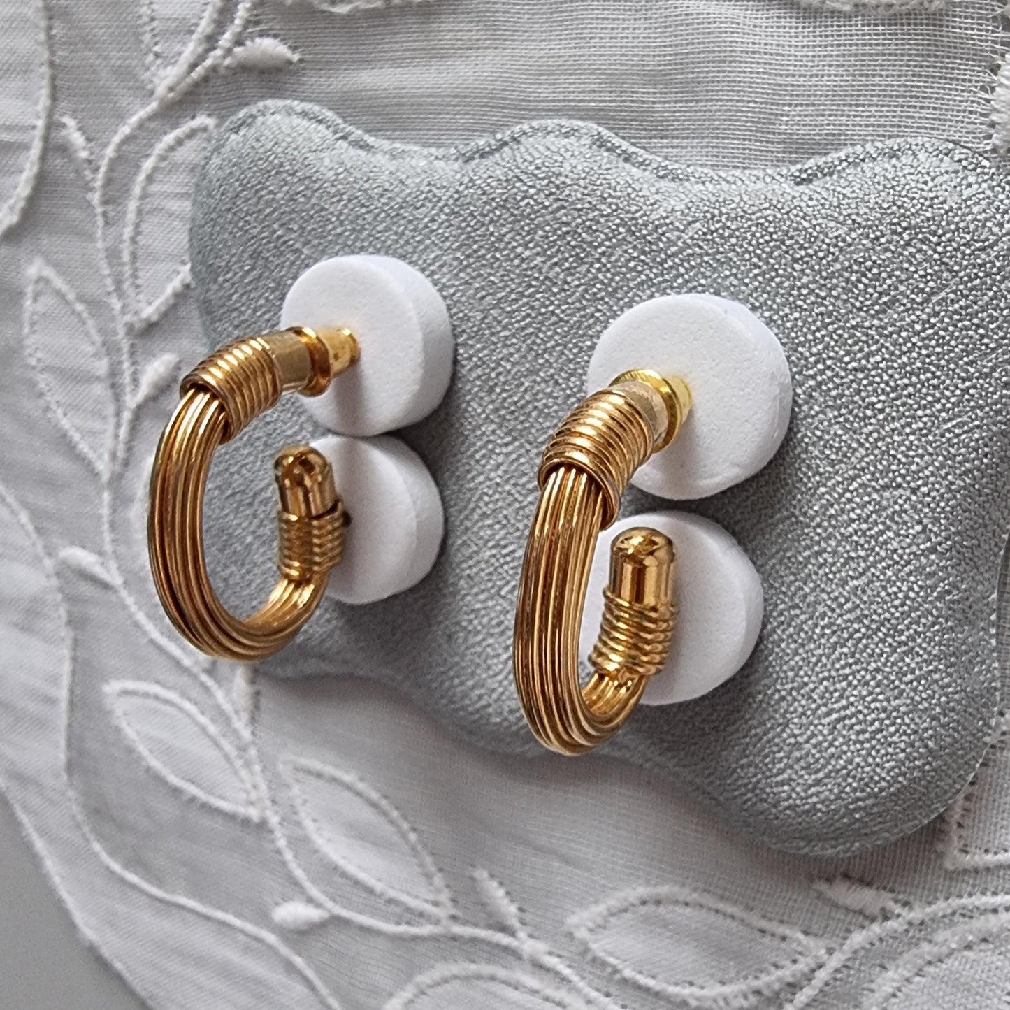 Posts - Small Gold Wires Hoop Earrings