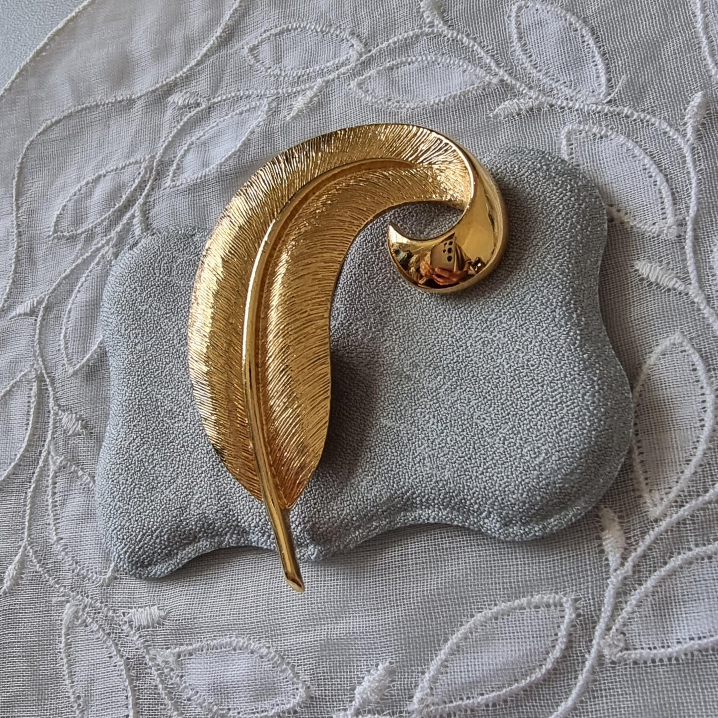 Brooch - Small Gold Feather Brooch