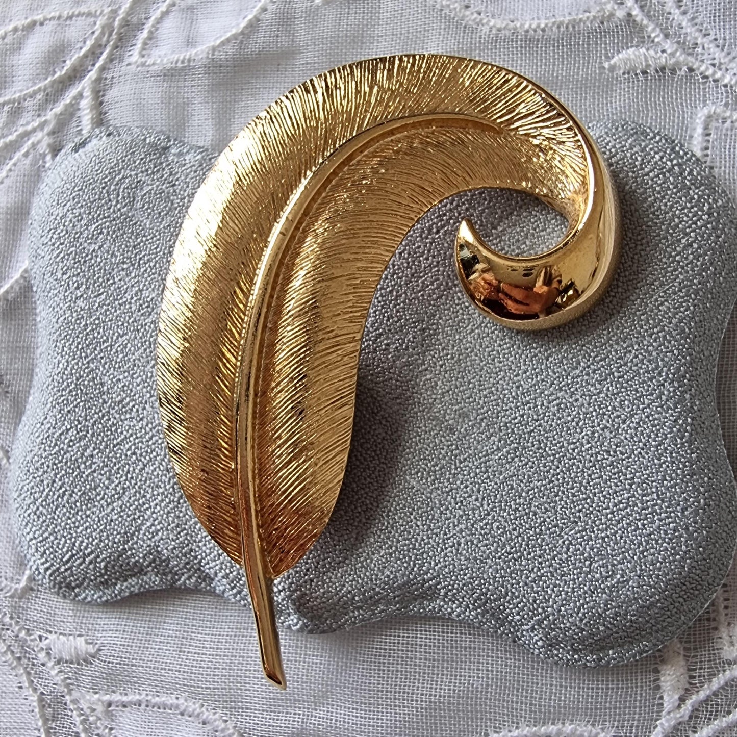 Brooch - Small Gold Feather Brooch