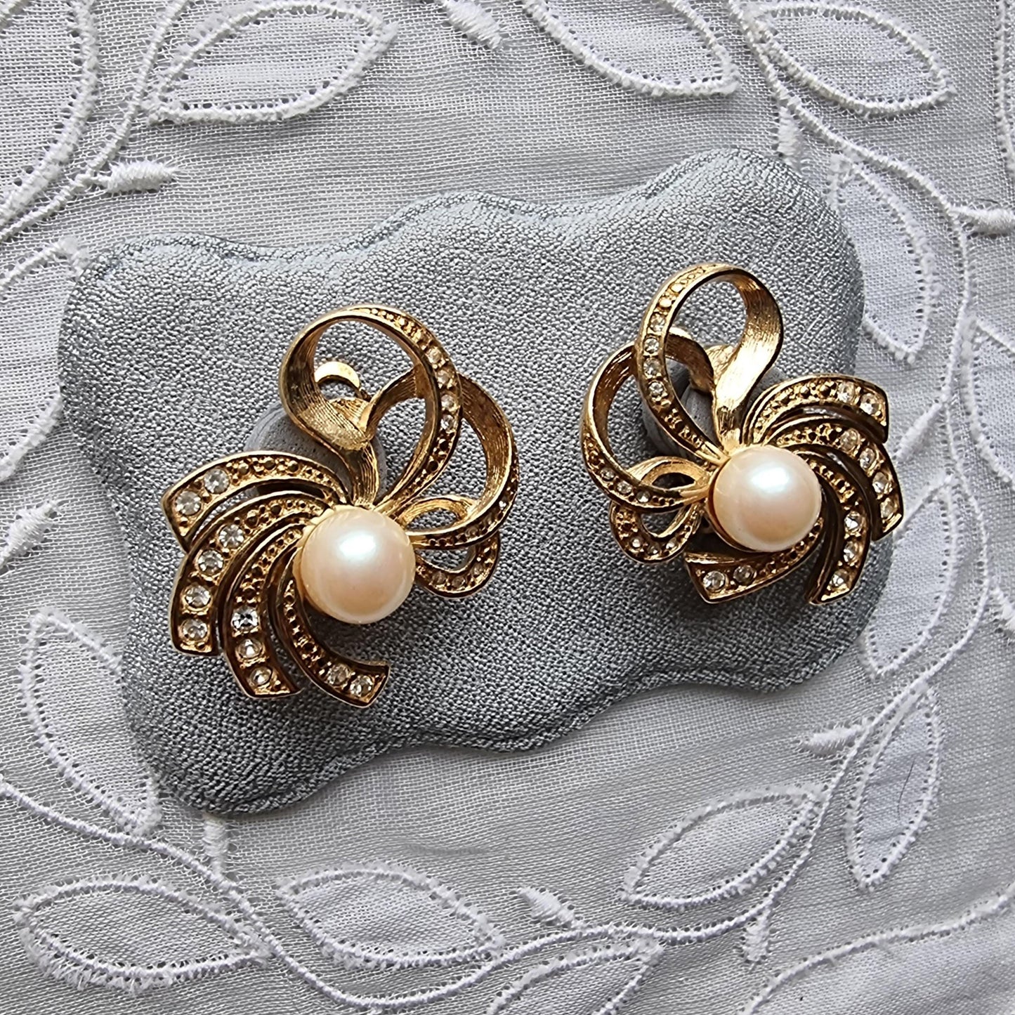 Clip on - Richelieu Pearl and Crystals Bow Clip on Earrings